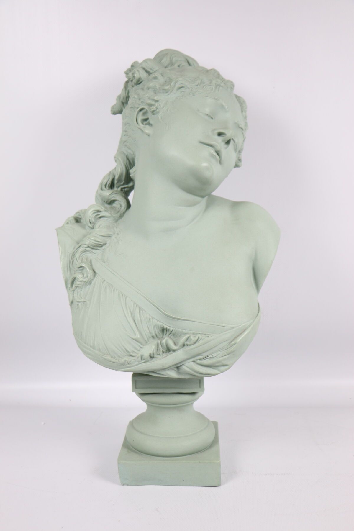 Null Albert-Ernest de CARRIER-BELLEUSE (1824-1887) d'après.
Buste de femme.
Scul&hellip;