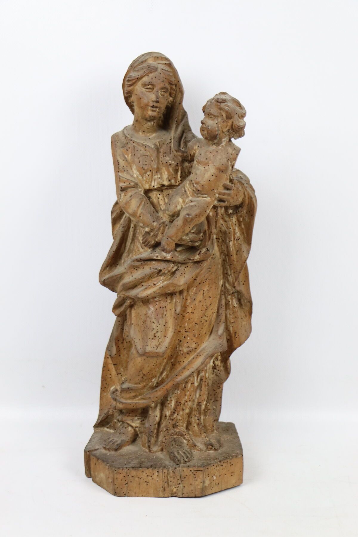 Null 18世纪的法国学校。
木雕的圣母和孩子。 
高_51.5厘米，有木鱼孔，孩子的手臂不见了。