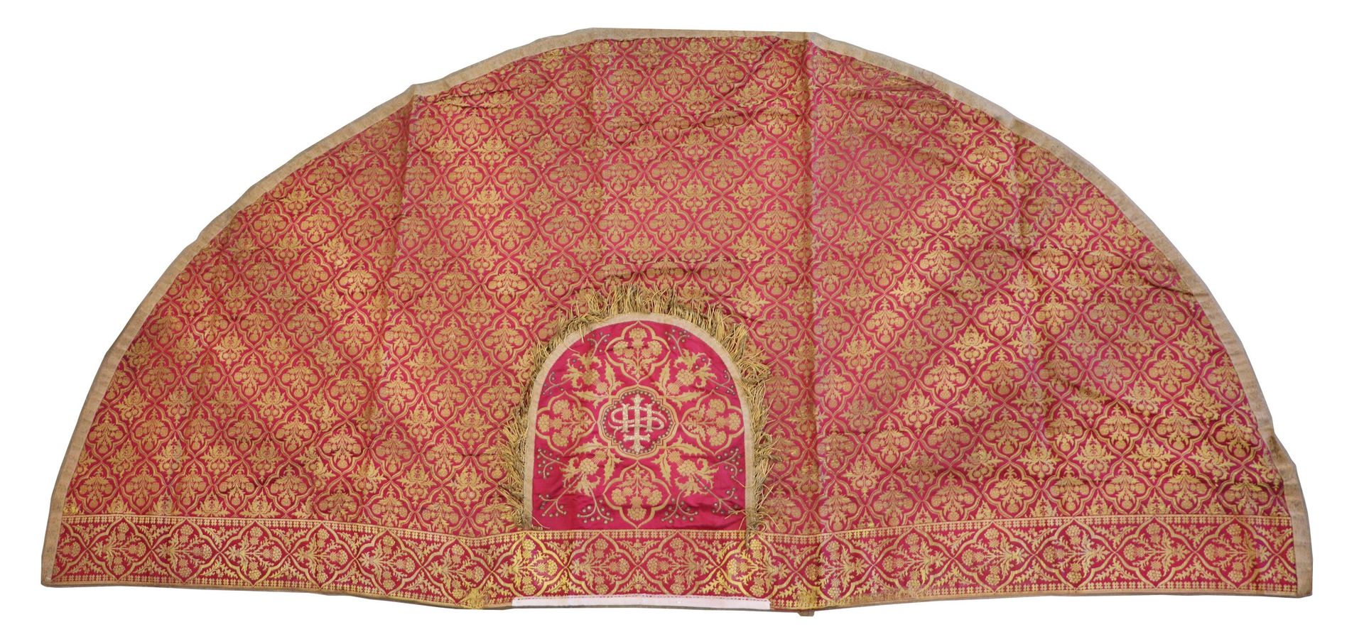 Null Casulla de capa religiosa en tejido rojo con rica decoración dorada bordada&hellip;