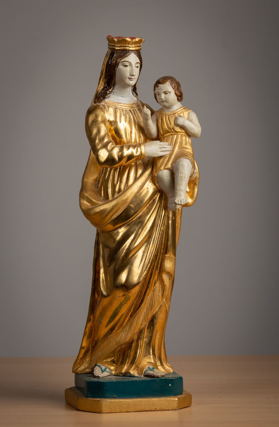 Null 灰泥多色和镀金木材的圣母和儿童。 
19世纪的南方作品。
高_40厘米，圣母的头和基督的腿被重新粘在一起