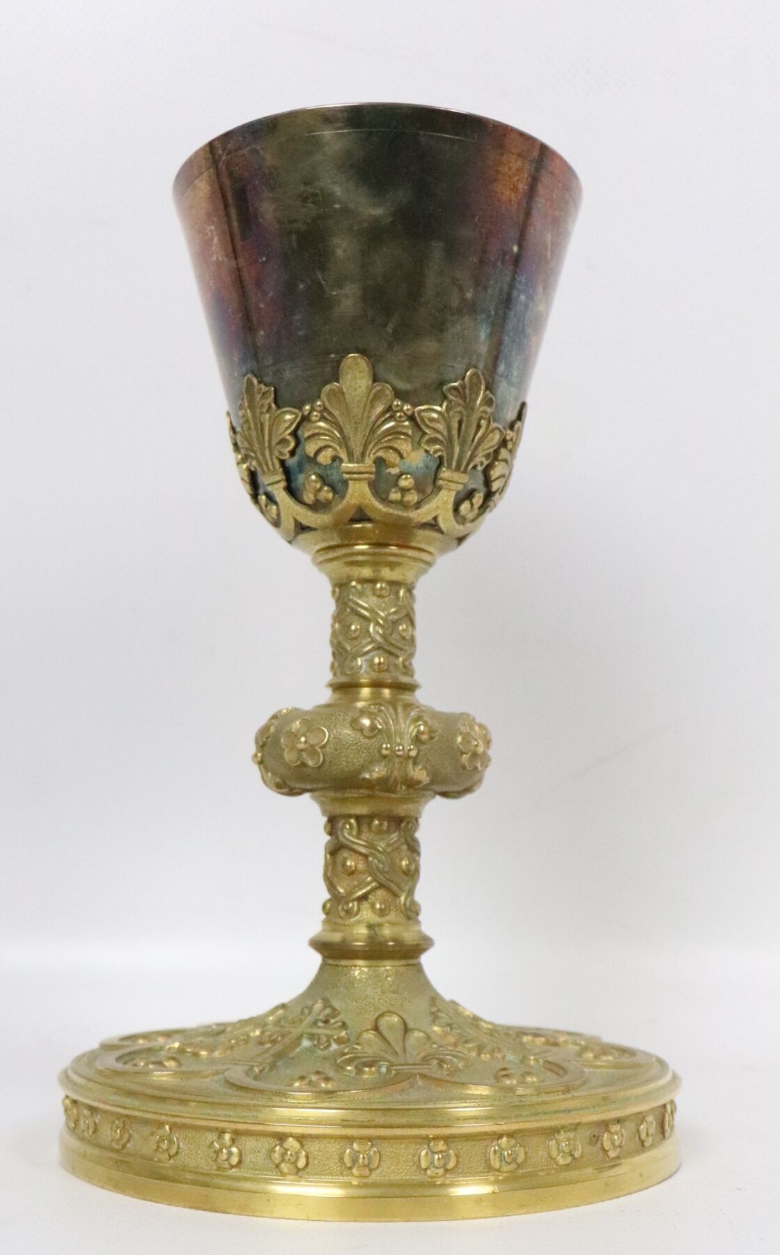 Null 青铜圣杯上有丰富的哥特式叶子设计的装饰。 
镀银的容器。 
19世纪晚期。 
高_23,5厘米