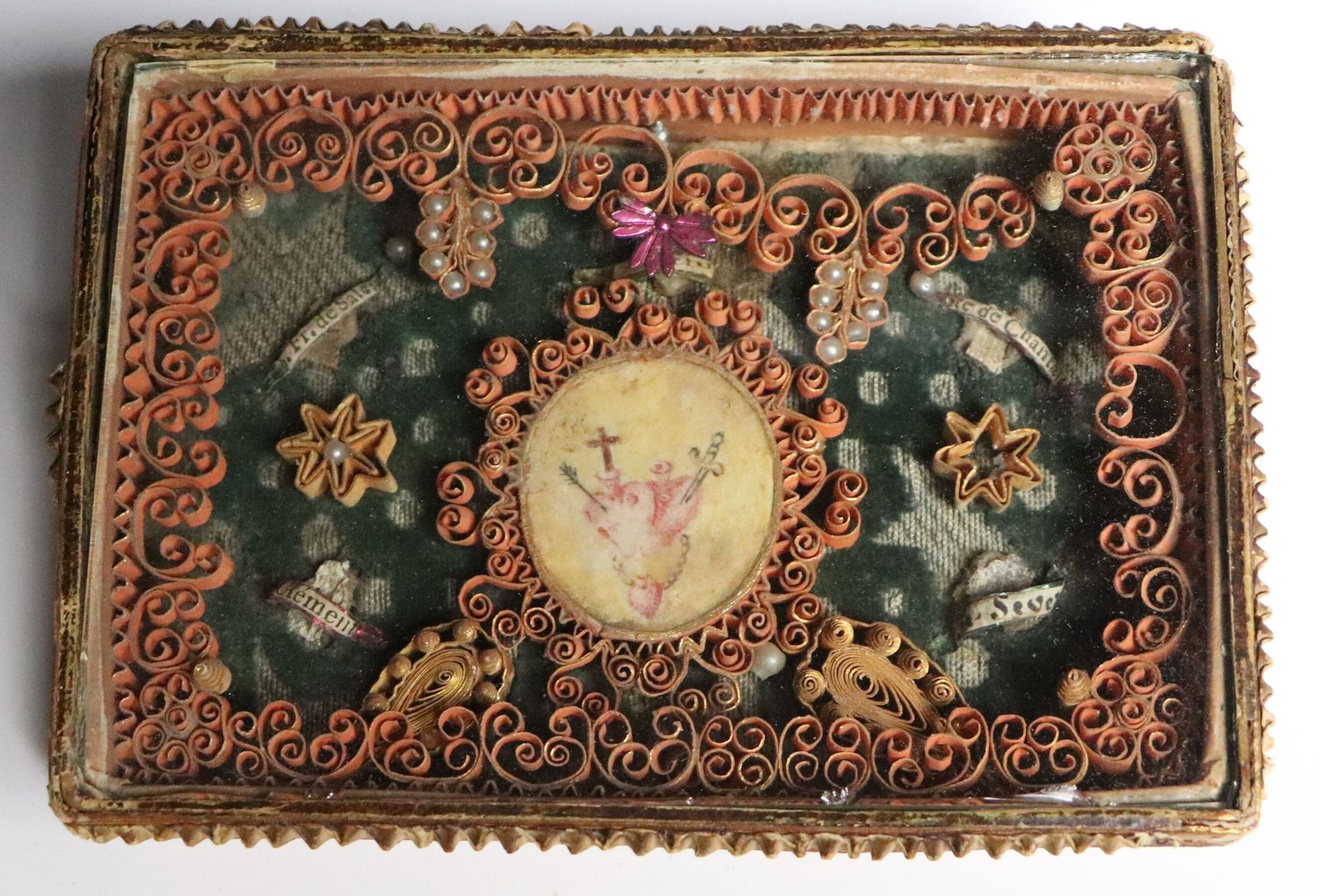 Null 用纸片和骨头装饰的纸扎灵位，显示了一个双头的心脏。 
18世纪晚期。 
高_9厘米，宽_12.2厘米，纸团在灵位的顶部脱落。