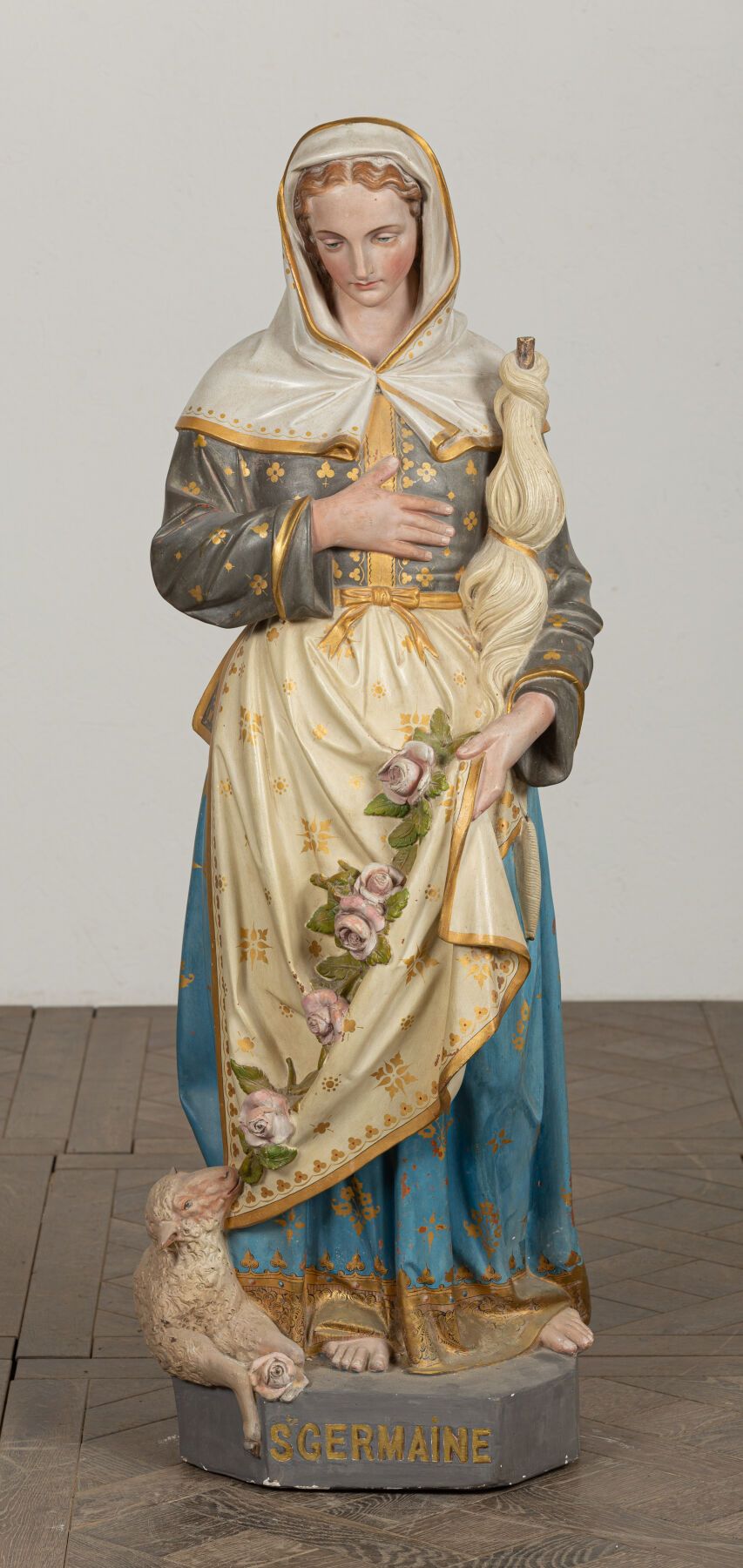 Null 圣杰曼（Saint Germaine）在多色赤土中。
她的衣服上有玫瑰花，脚上有一只小羊。 
底座上有注解。 
19世纪末。
高_127厘米，宽_48&hellip;
