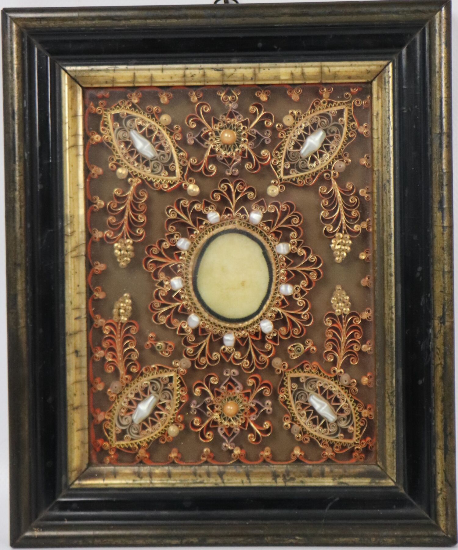 Null 灵位框架上装饰着镀金的纸团，中间有一个阿格努斯-迪伊。
19世纪。
高_20.4厘米，宽_15.5厘米。