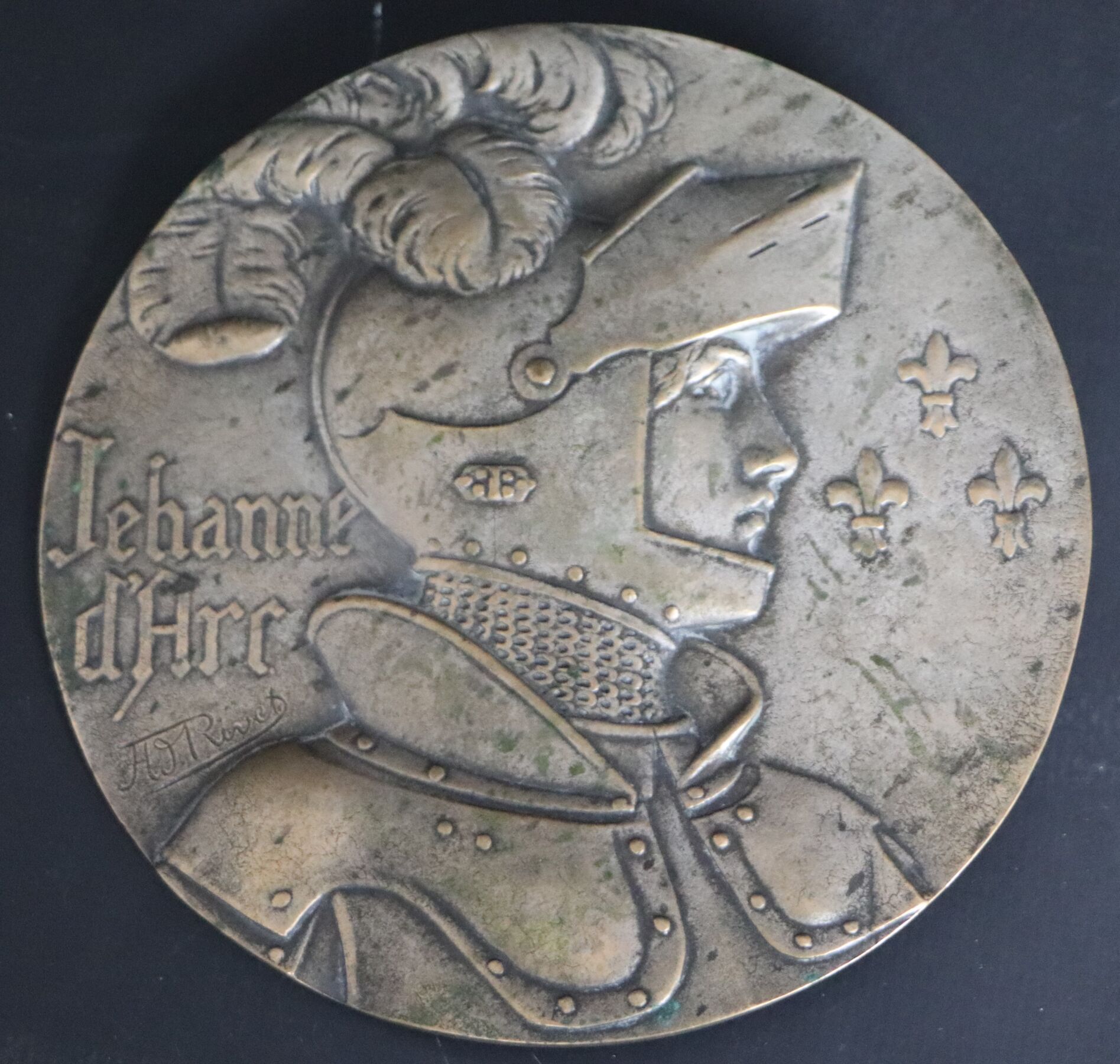Null 阿道夫-里韦(Adolphe RIVET) (1855-1925)
穿着盔甲的圣女贞德的轮廓。
铜质奖章，有银色光泽，边缘有签名。
深度_13厘米。