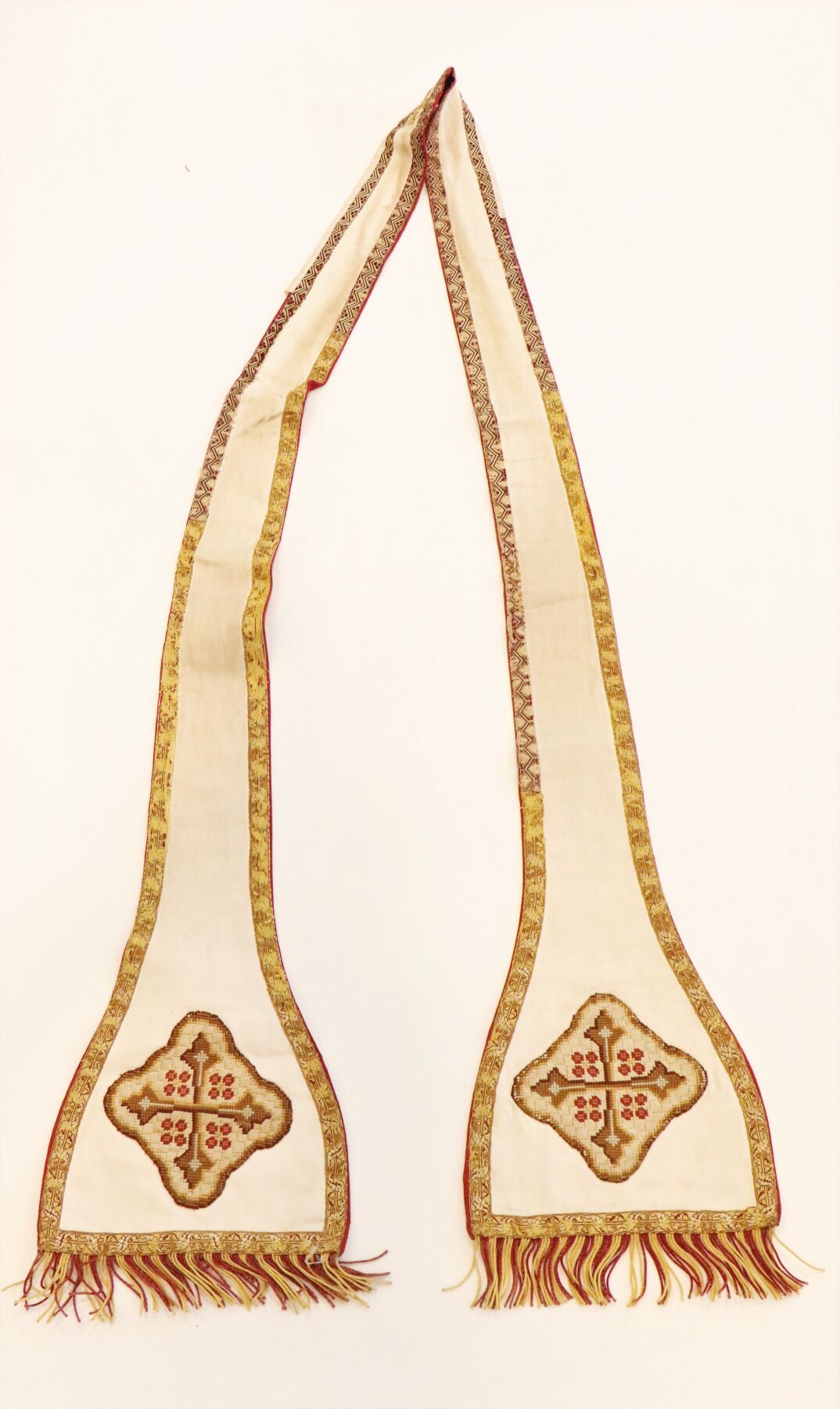 Null Religiöse Stola aus weißem Stoff mit goldenen Borten und rotem Revers. 
Ver&hellip;