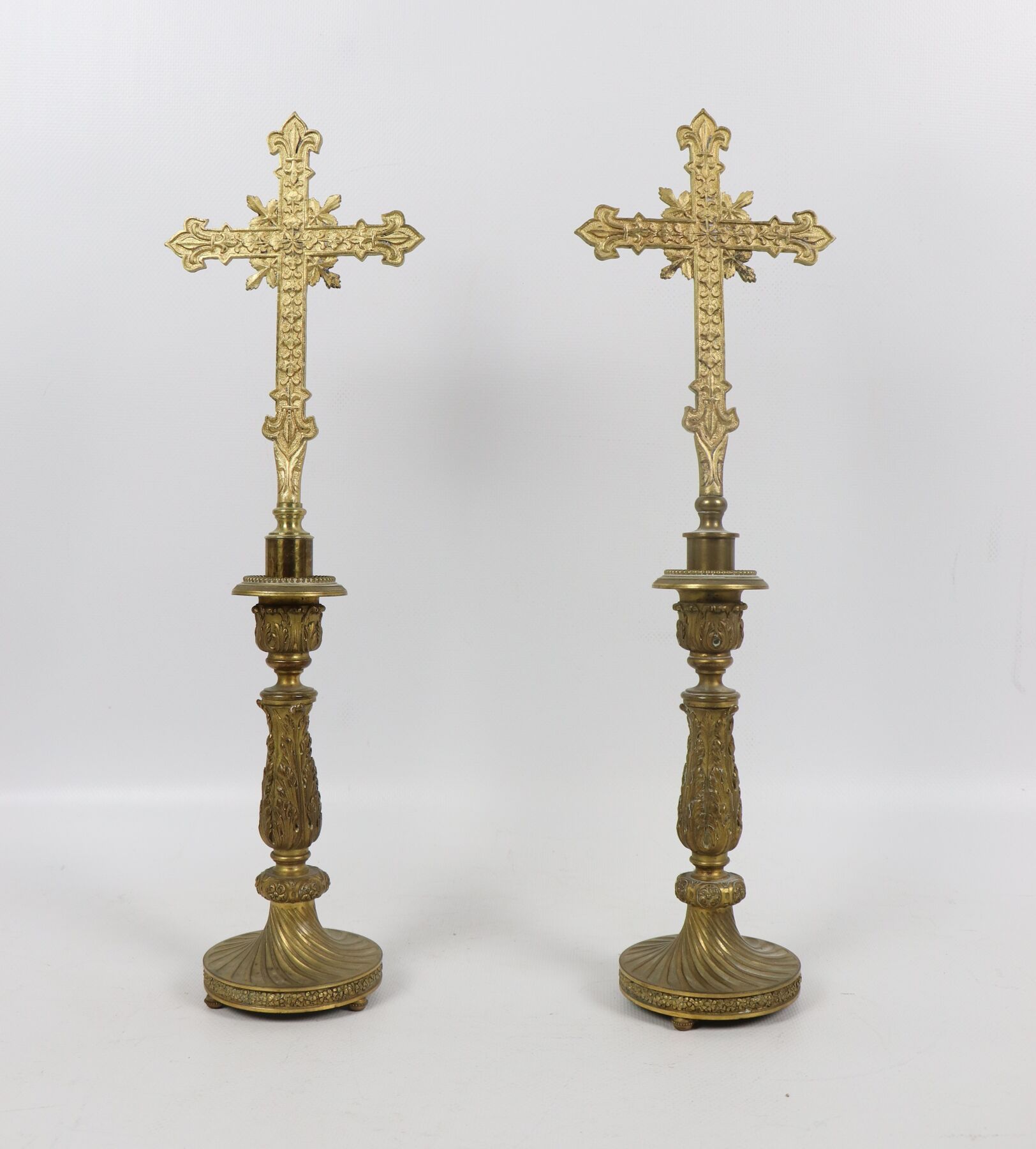 Null 一对青铜和鎏金金属的祭坛十字架。 
底部由火把组成，有丰富的叶子装饰。 
上面的部分显示了一个十字架。
19世纪末。 
高_41,5厘米