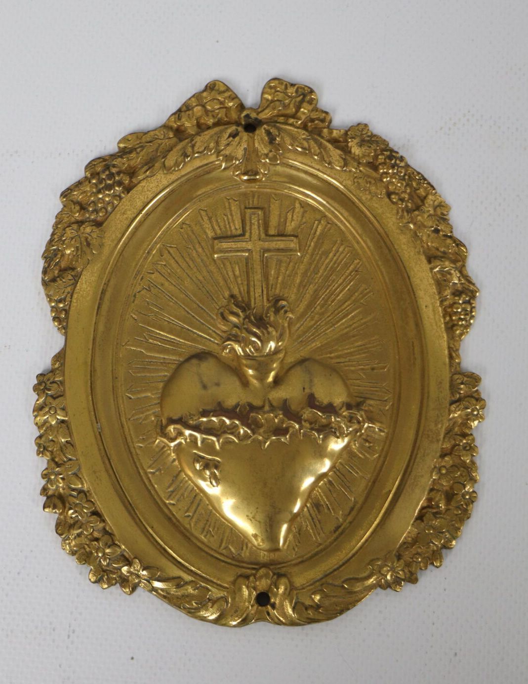 Null 鎏金铜牌，上面有描绘五旬节的奖章。
周围是葡萄树枝和花朵。 
19世纪末或20世纪初。
高_18,5厘米，宽_15厘米