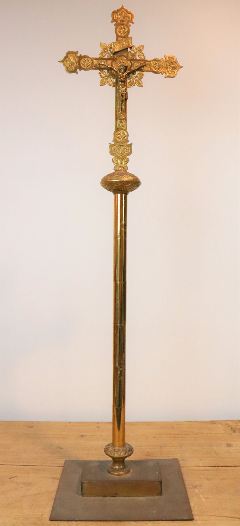 Null Prozessionskreuz aus Bronze und Messing mit Christusdekor. 
Der Schaft ist &hellip;