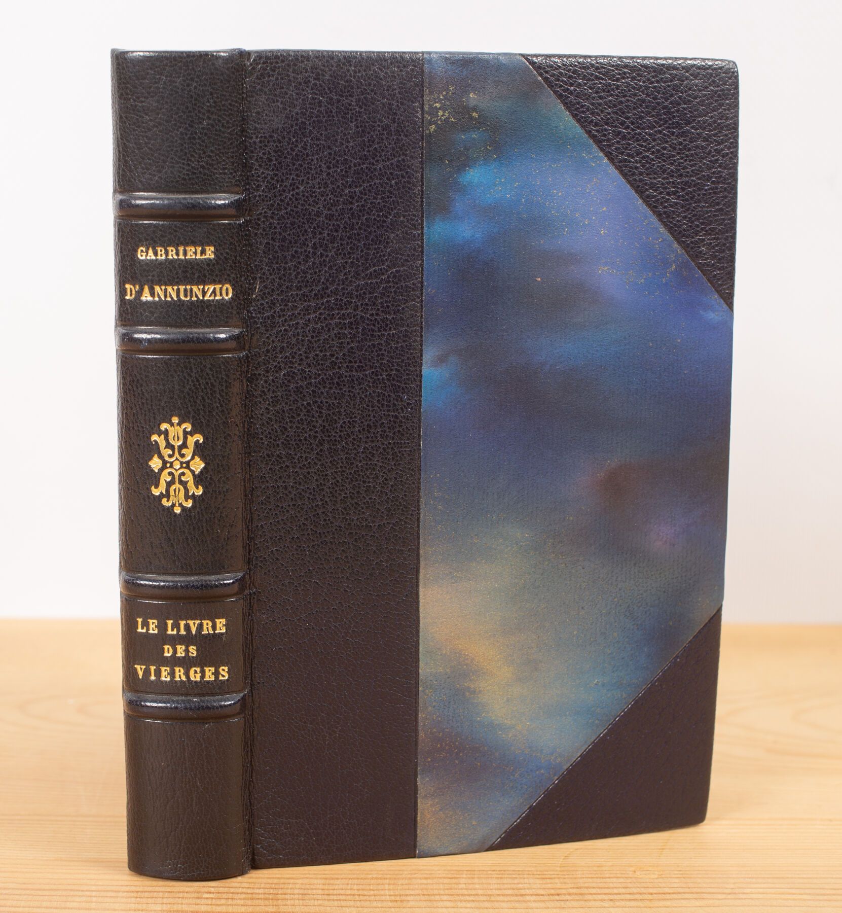 Null D'ANNUNZIO (Gabriele).处女之书》。巴黎，Tallandier，（1911年）。12开本，蓝色半大理石，边角，书脊镀金，封面和书脊&hellip;