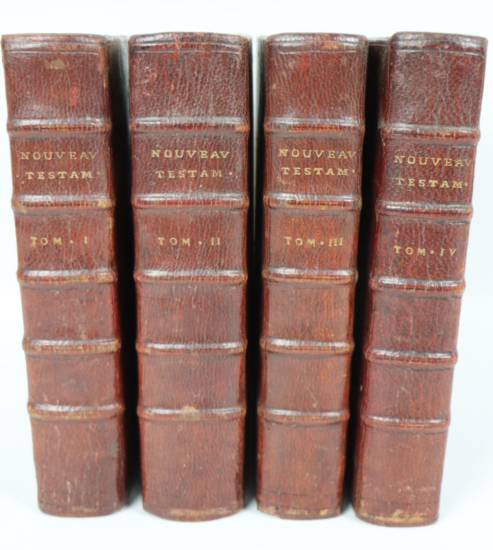 Null 新约》(Le)法文版。巴黎，André Pralard，1692年。4卷8开本，Jansenist红色摩洛哥，书脊上有华丽的花纹，鎏金边缘（时期）。小&hellip;