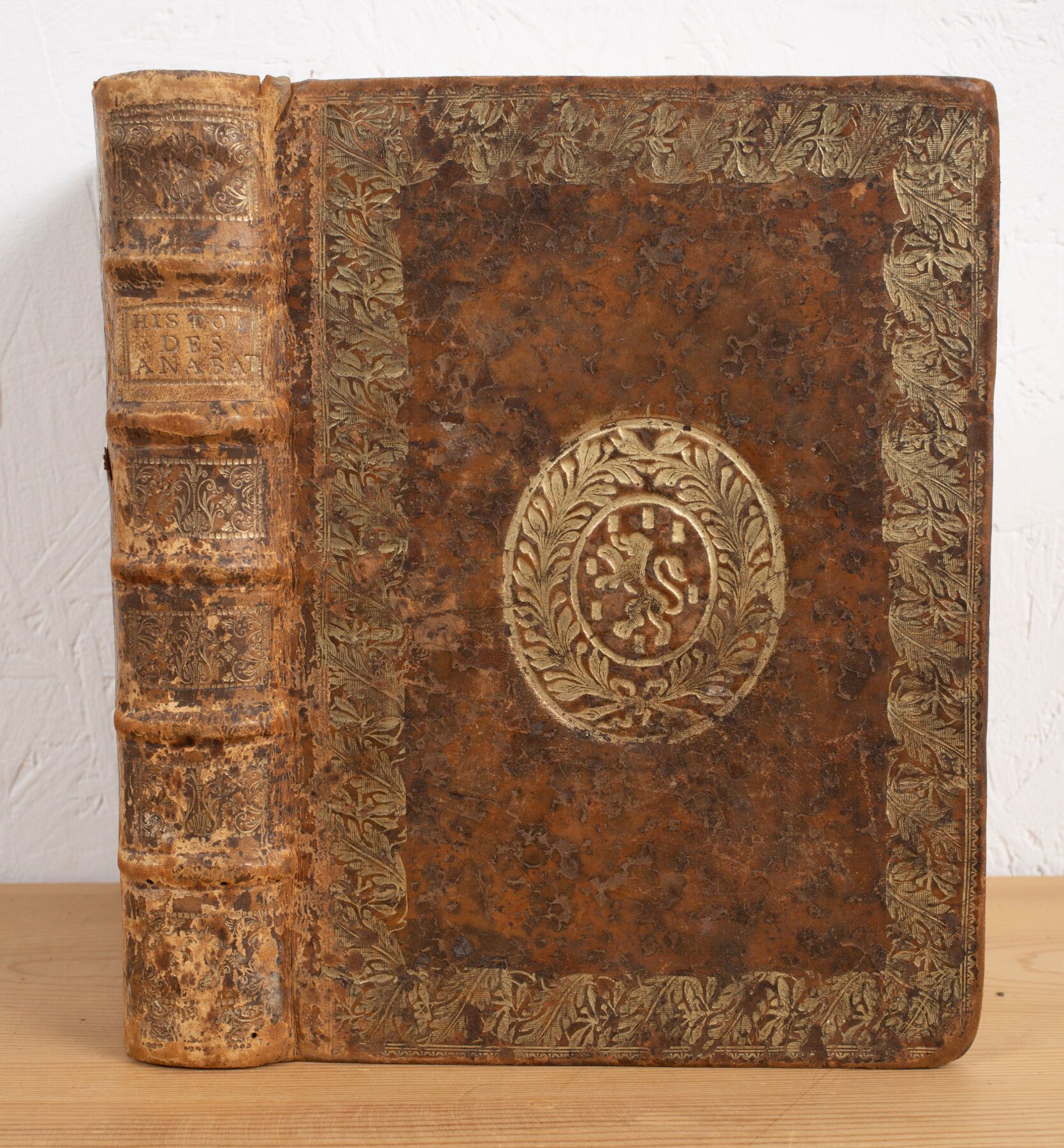 Null CATROU.再洗礼派的历史。巴黎，Cellier，1706年。4开本，黄褐色小牛皮，框架内有宽大的镀金花边，木板中央有纹章，书脊上有装饰性的神经（时&hellip;