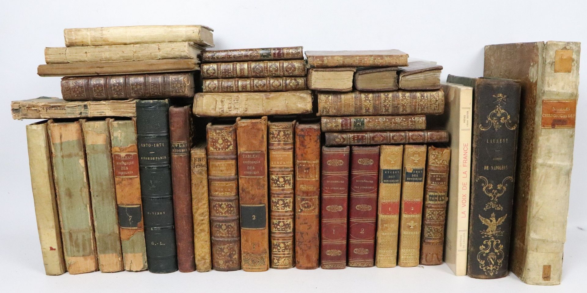 Null A box of old and XIXth books, including : 
- CORROZET. Hecatongraphy. Paris&hellip;
