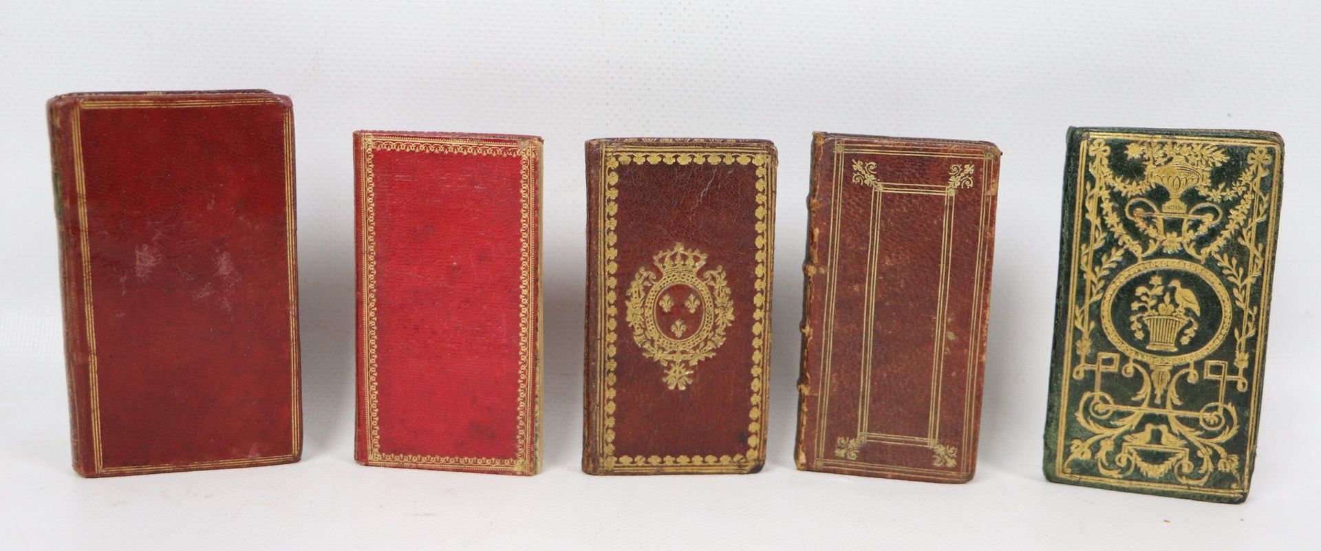 Null ENTRENNES.- 一套4卷，24开，当代装订。
- 女性之爱》，或《真实的艺术模式》。巴黎，德斯诺，s.D.（1785）。红色大理石，三角形。雕&hellip;