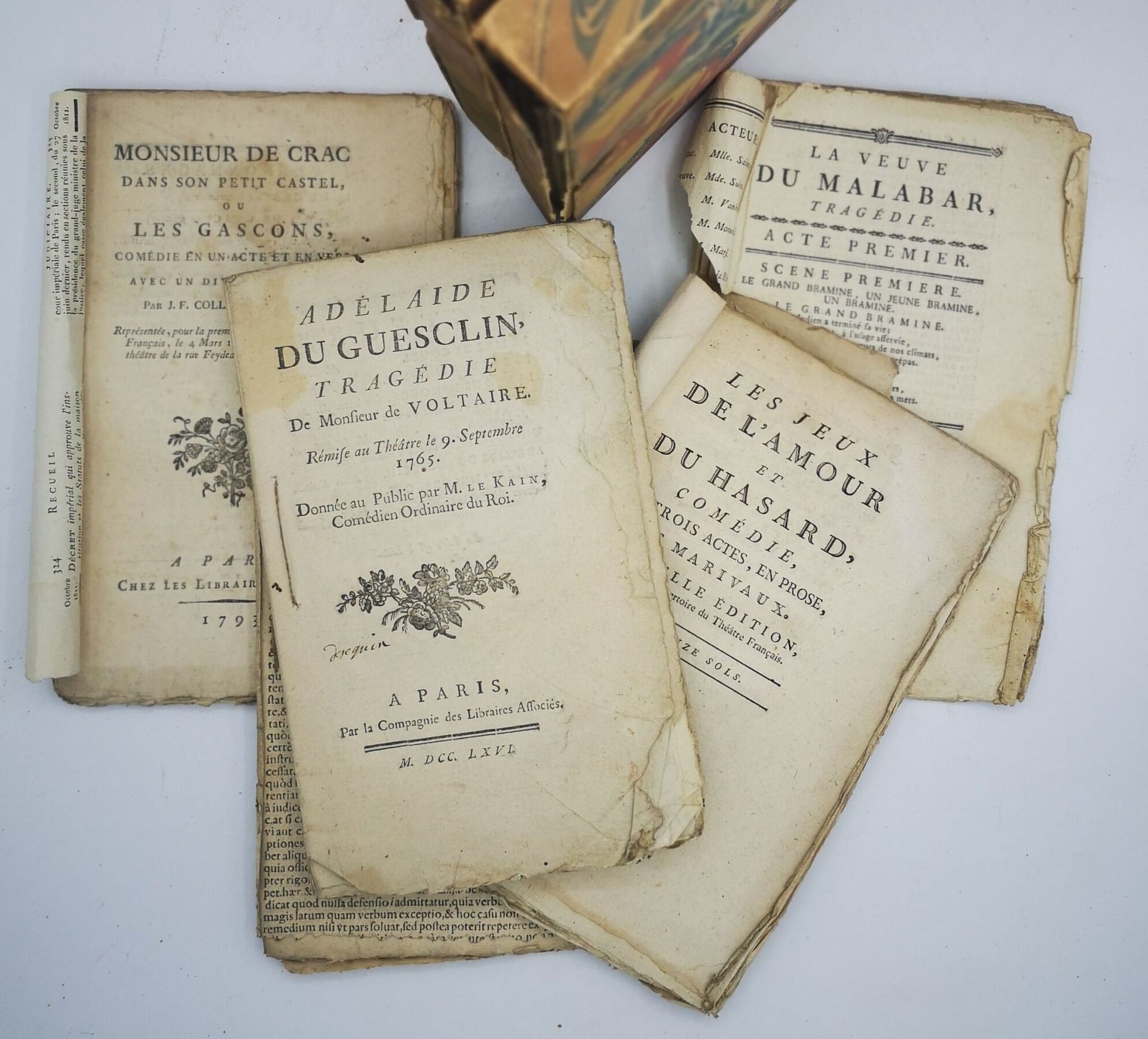 Null 18和19世纪的剧院收集了15件杂项作品，12页、
未装订，有简单的起始标题，装在3个有大理石纹路的纸质文件夹和箱子里。
(非常破损)。
包括：Vol&hellip;