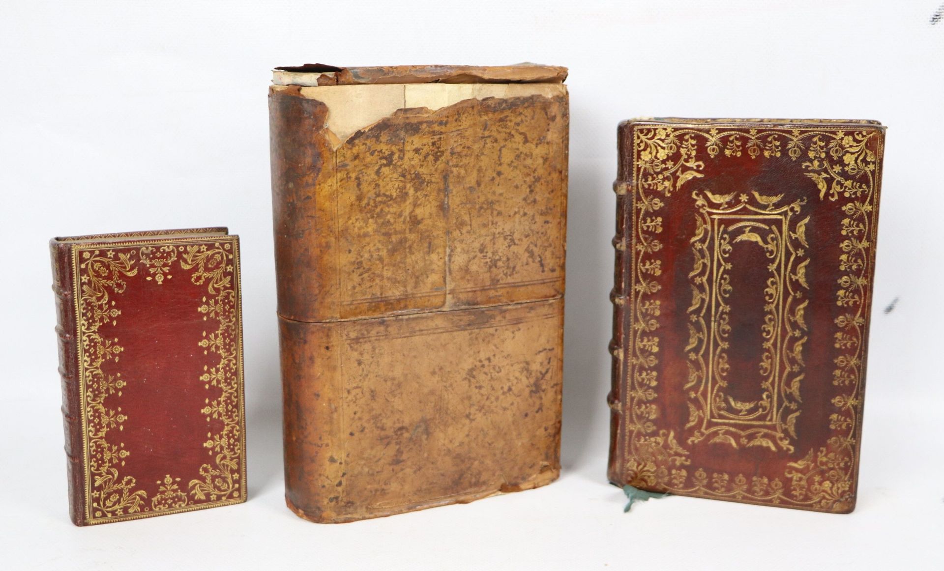Null 装订。- 一套2个装饰性的摩洛哥装订本。
- Horae diurnae breviarii romani.安特卫普，普朗坦，1770年。8开本，红色&hellip;