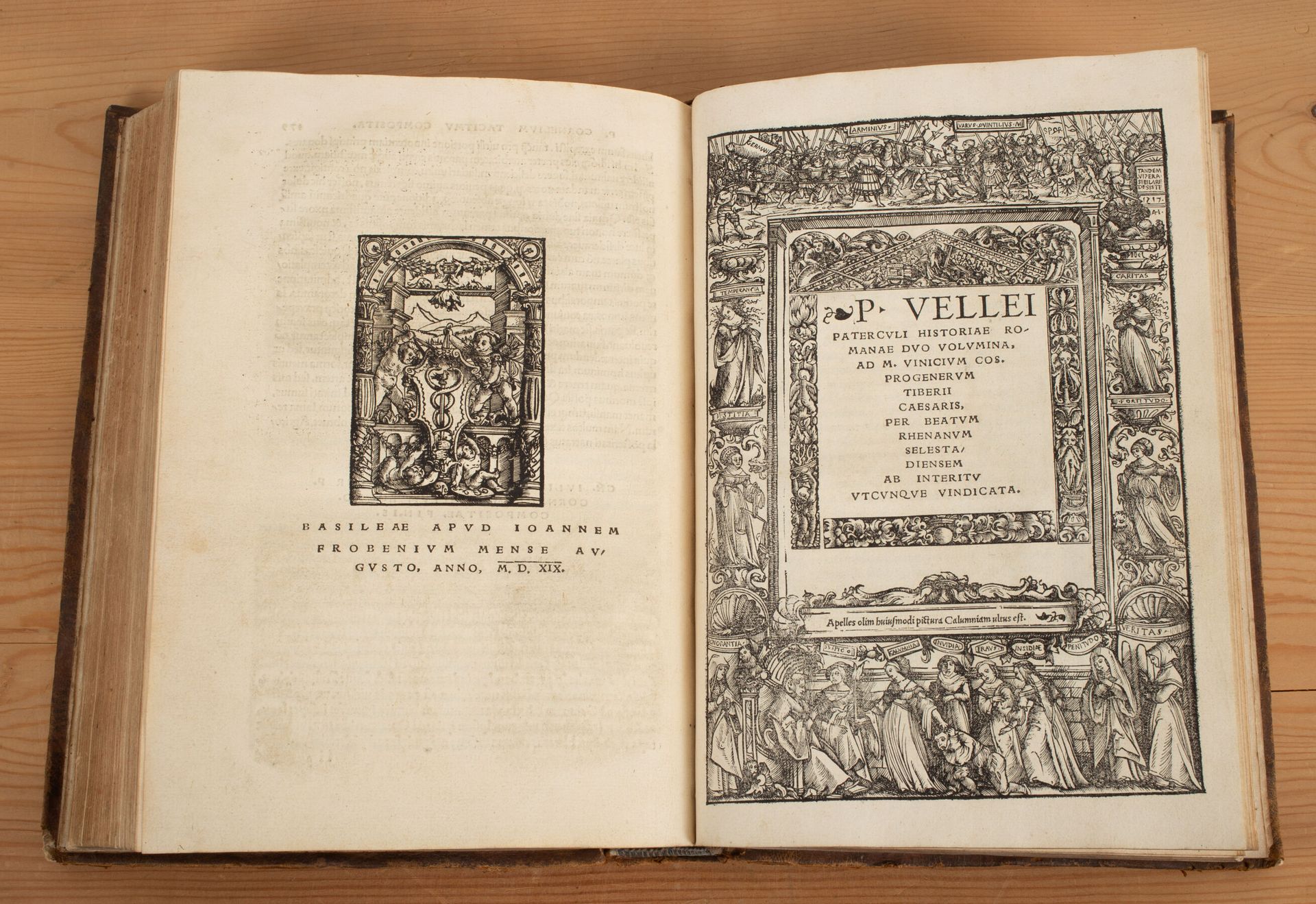 Null TACITO. Historia augusta. Basilea, Froben, 1519, (14) ff. 379 pp. 
VELLEIUS&hellip;