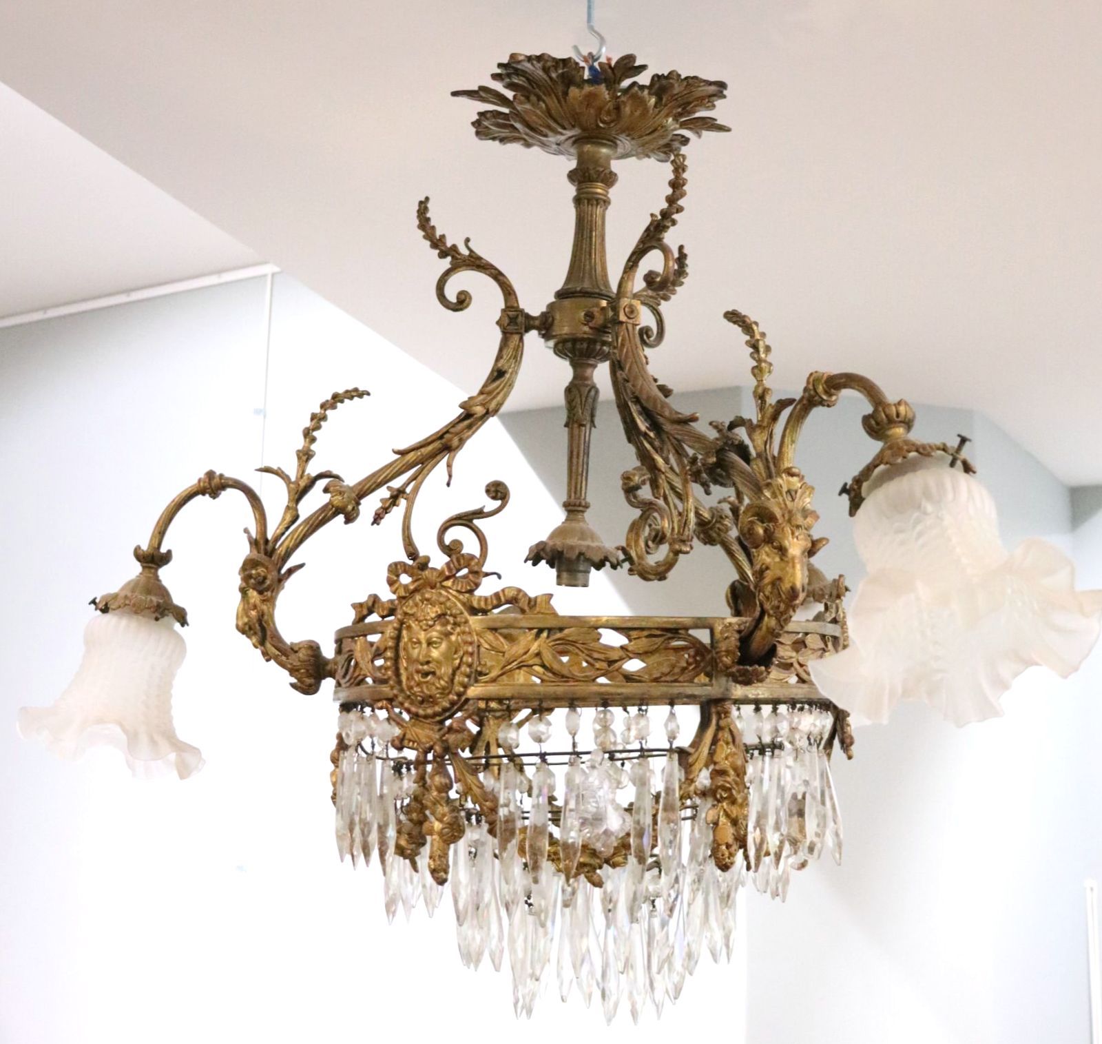 Null Gilt bronze three-light chandelier with pendants decorated with bearded mas&hellip;