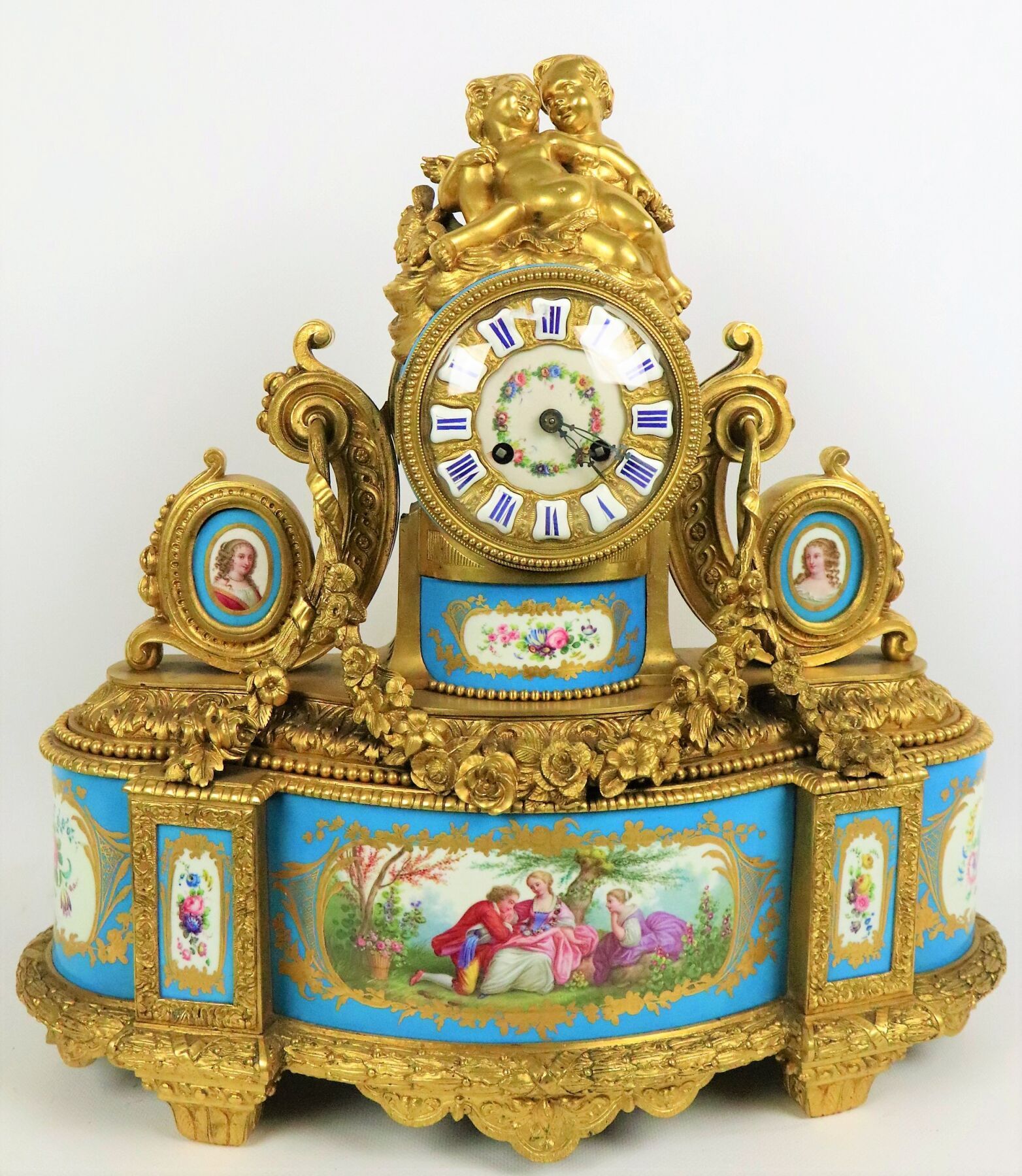 Null 塞夫勒风格的鎏金铜钟和瓷盘。
路易十六风格，19世纪末。 
高_45.5厘米，宽_45厘米，长_19厘米