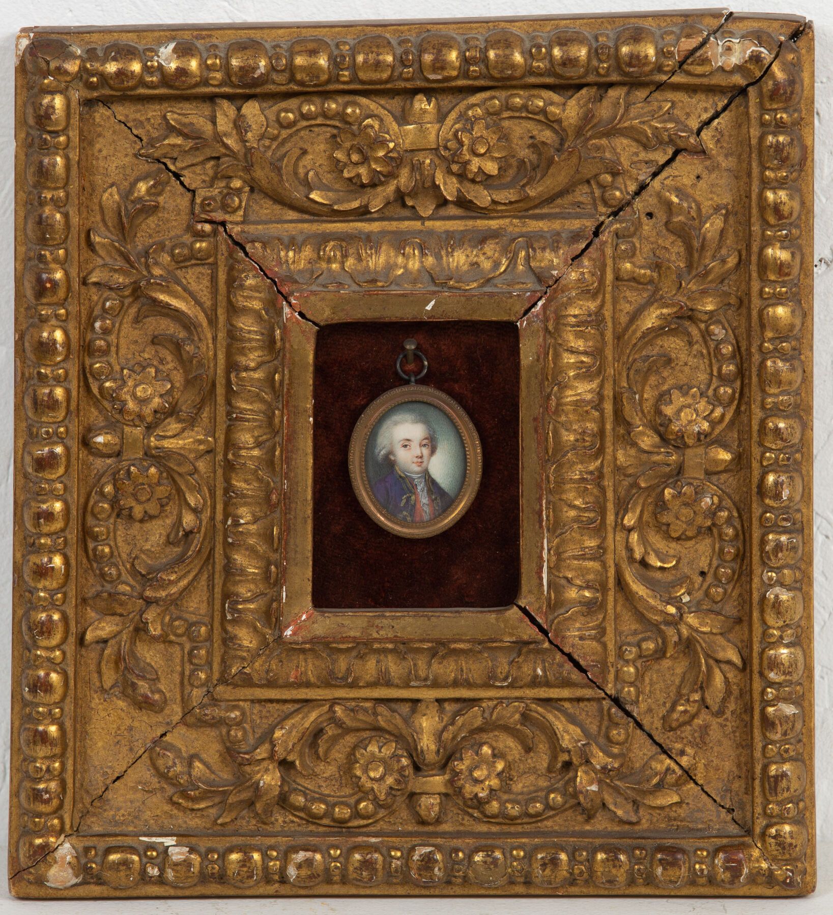 Null A handsome carved wood and gilded stucco frame containing in its center a b&hellip;