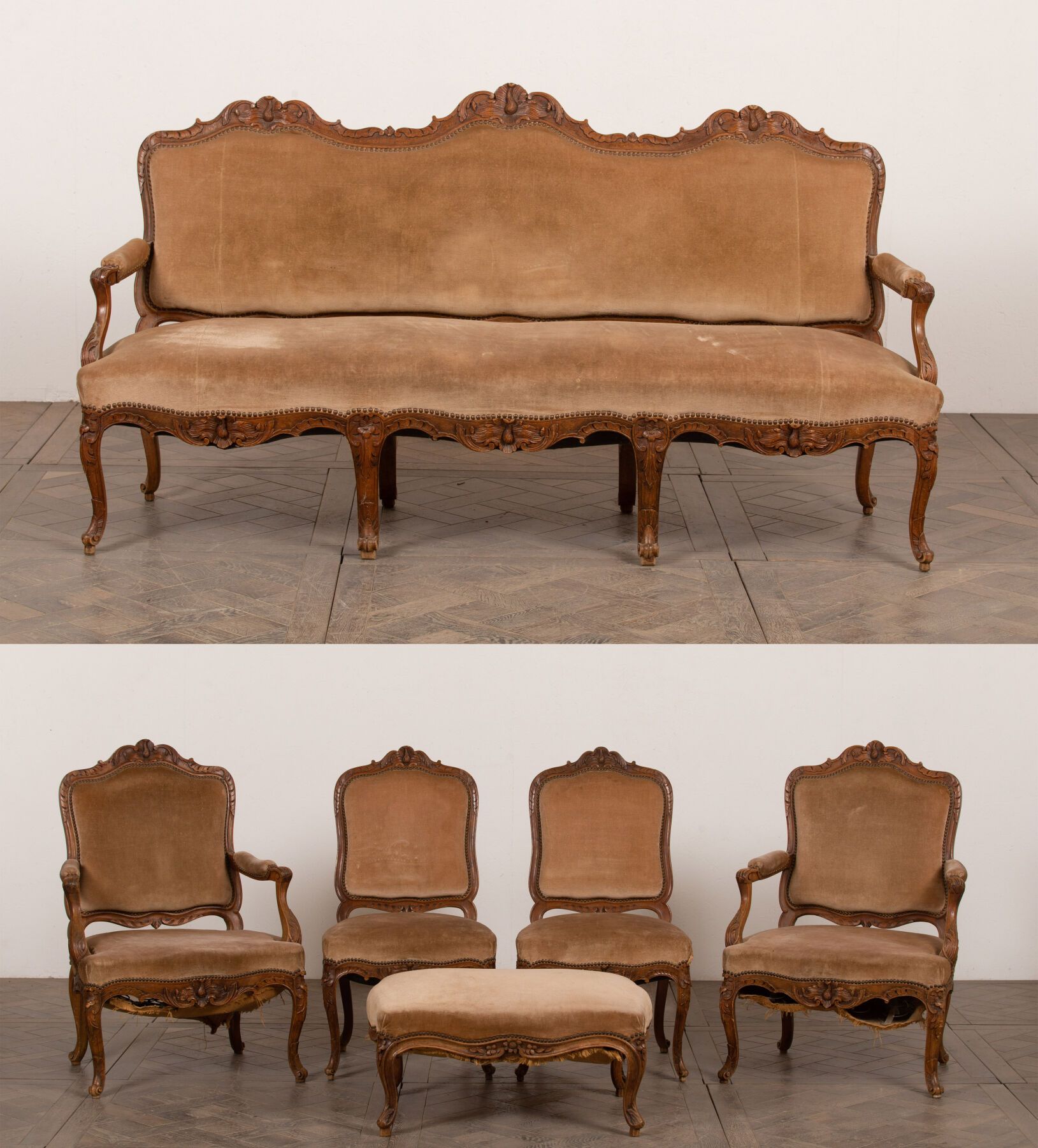 Null 一对模制和雕刻的胡桃木扶手椅，装饰有棕榈花纹： 
- 一对扶手椅，高_99厘米，宽_63.5厘米，长_57.5厘米
- 一对椅子，高_96.5厘米，宽&hellip;