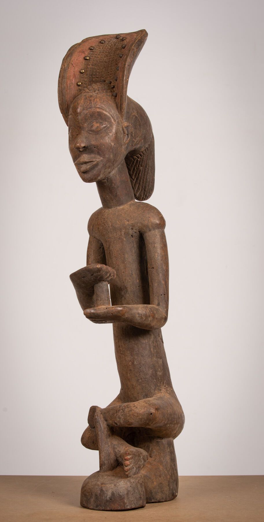 Null TABWA？（安哥拉/刚果民主共和国）。 
雕刻的木质雕塑，一个身穿十字裙的女人，为殖民地圈子的副本。
高_70,5厘米，宽_20厘米，长_14厘米。