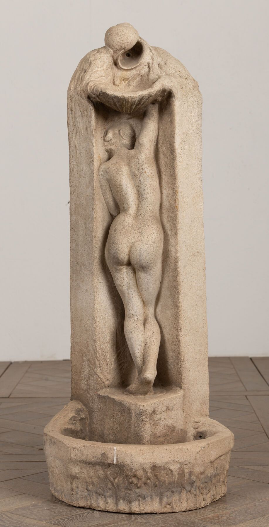 Null Albert BARTHOLOME (1848-1928)。
喷泉（有女人和蜗牛形象的构图）。
石雕。
在女人的脚下有签名。
高_95,5厘米，长36&hellip;