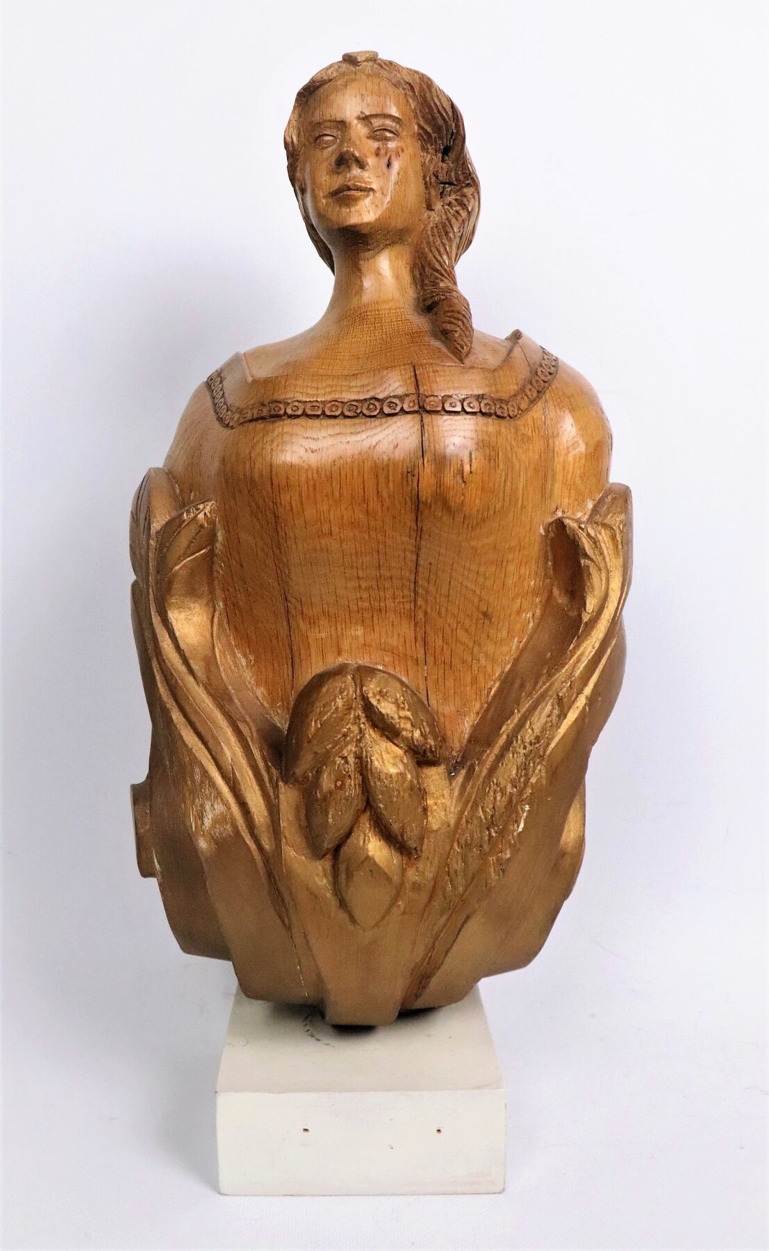 Null 雕刻和部分镀金的木制人物头像。
它矗立在一个涂色的木质底座上。
高46.2厘米