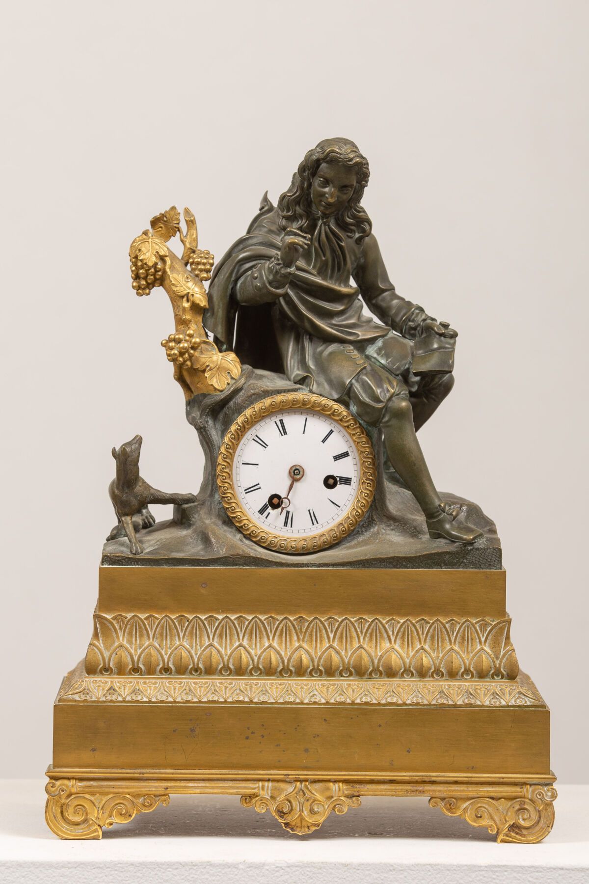 Null 一个有凹槽的鎏金青铜和棕色铜锈的铜钟，描绘了一个作家在狗旁边的倒影。
底座上有丰富的叶子装饰，腿部有卷曲。
路易-菲利普时期。
高_40.5厘米，宽_&hellip;