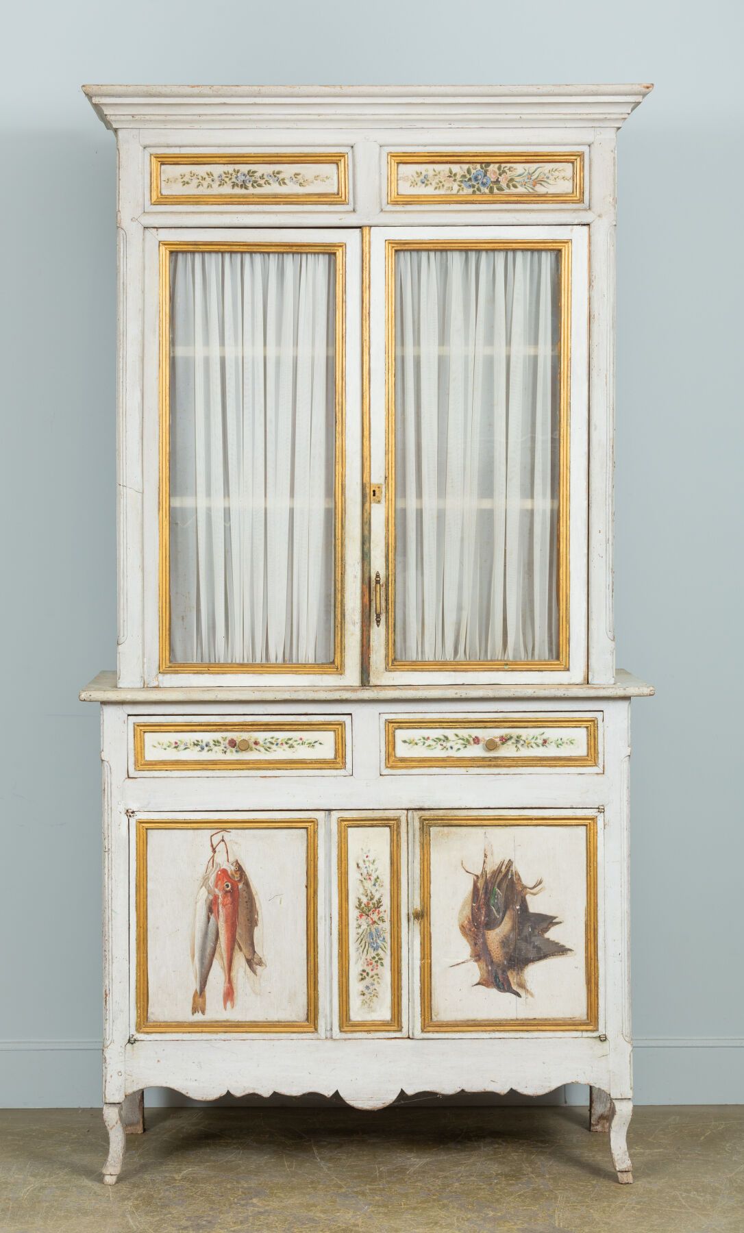 Null 由两部分组成的餐具柜，采用白色漆木，带有镀金圆角，上部开有两扇玻璃门，下部开有两扇门，上面画有动物战利品的装饰，包括在里面。
抽屉上绘有花朵。
19世&hellip;