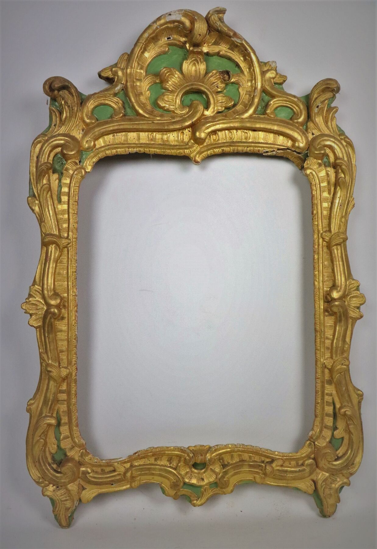 Null 镜框有模制木头和绿漆镀金灰泥的rocaille装饰。
18世纪。
高_82厘米，宽_52.8厘米，镜框顶部和右侧有事故和轻微损坏。