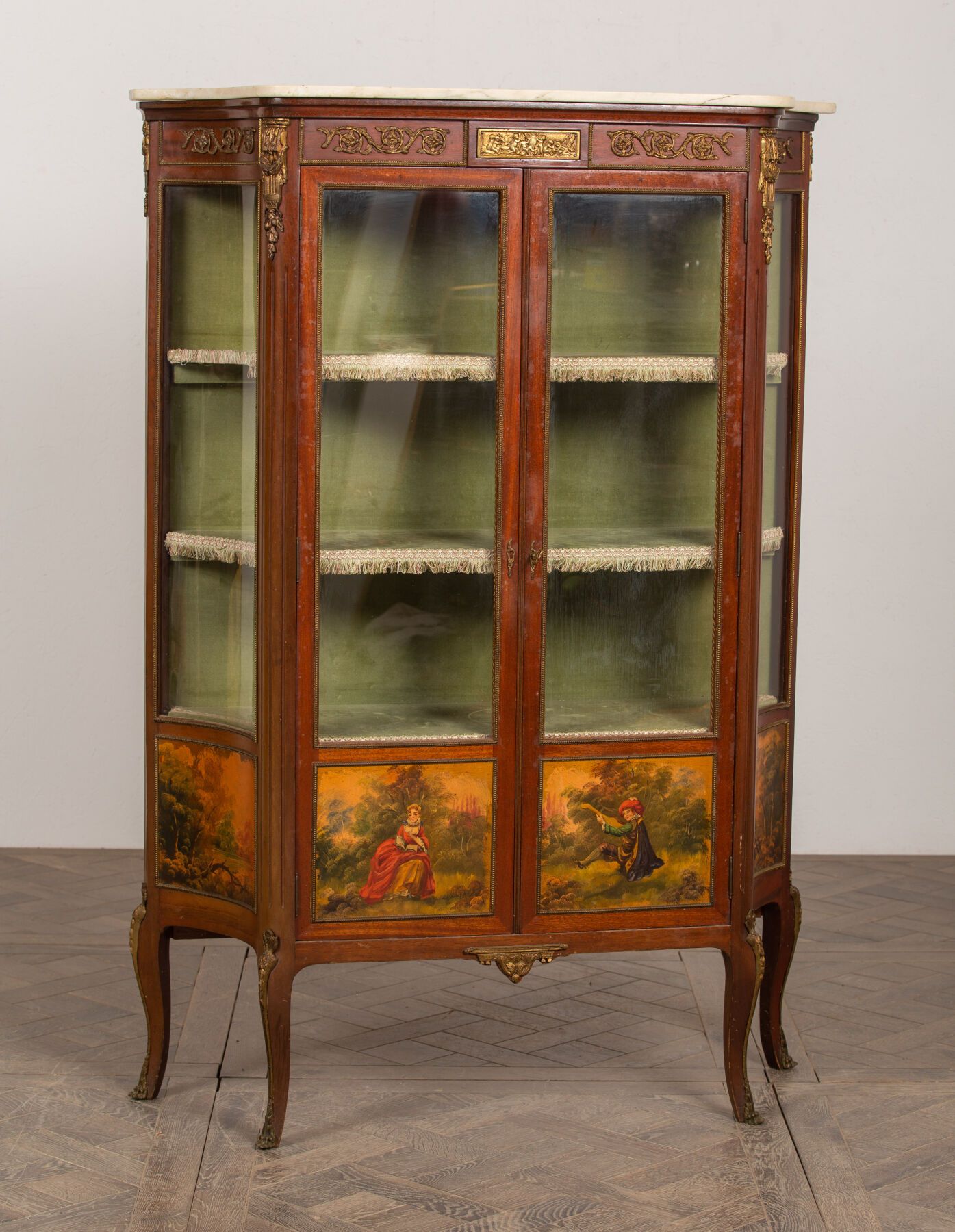 Null 一个桃花心木贴面的展示柜，有两个玻璃门，凸脚和青铜装饰。 
下部装饰有Vernis Martin风格的Galant场景，署名J. Rauscher。
&hellip;
