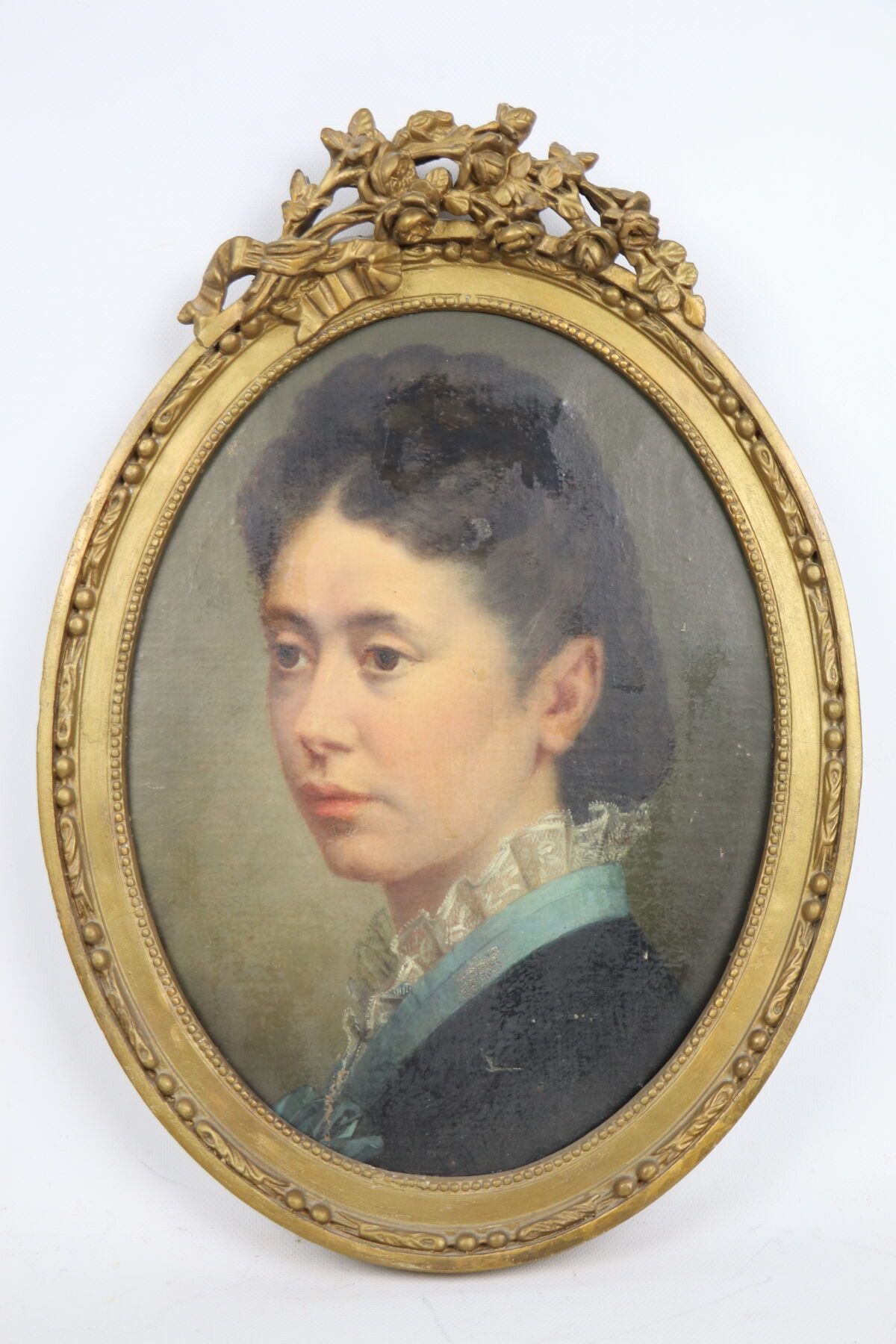 Null 19世纪末的法国学校。
一个女人的肖像。
木板上的油画，装在路易十六风格的画框中。
高_40厘米