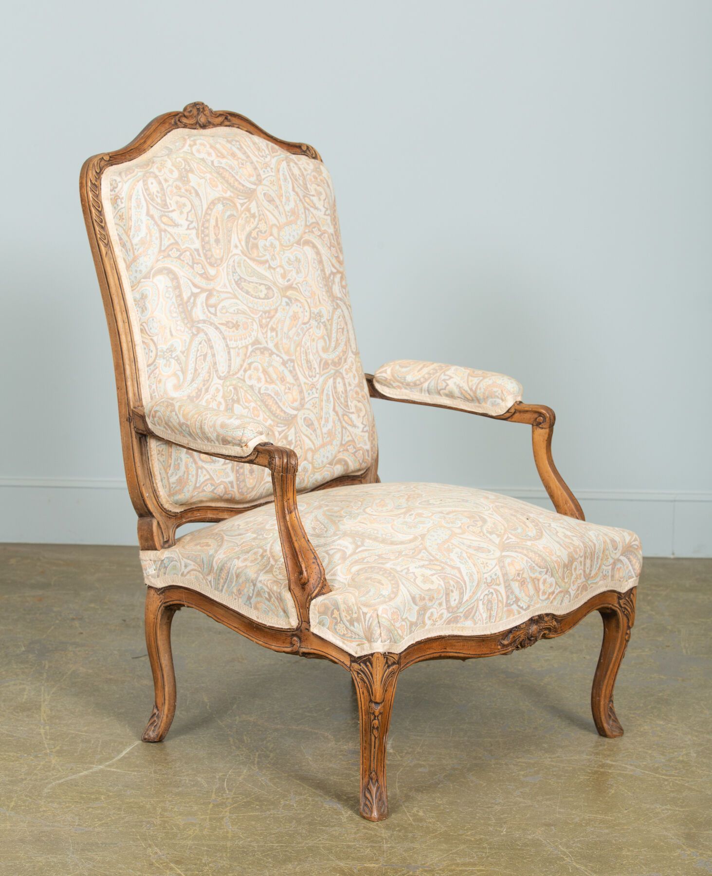 Null 一把成型和雕刻的榉木扶手椅，有一个平坦的靠背。
路易十五时期。
腰带上印有FRC REUZE，代表François Reuze于1743年7月20日接&hellip;