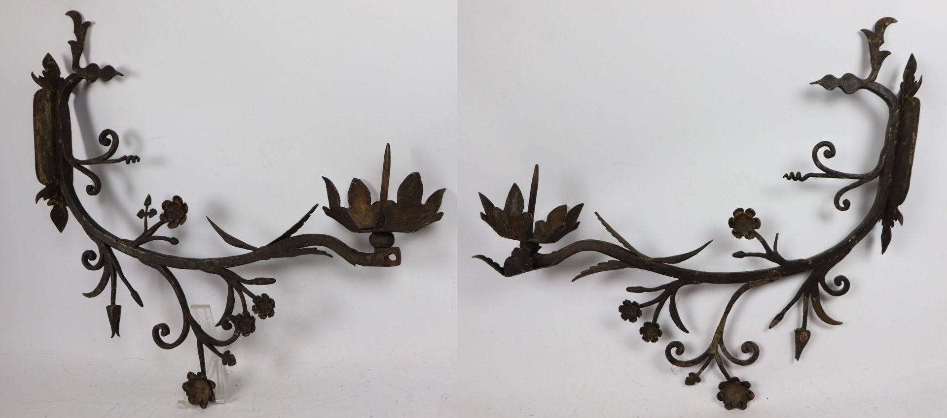 Null Pareja de apliques de hierro forjado con decoración de follaje.
Siglo XVIII&hellip;