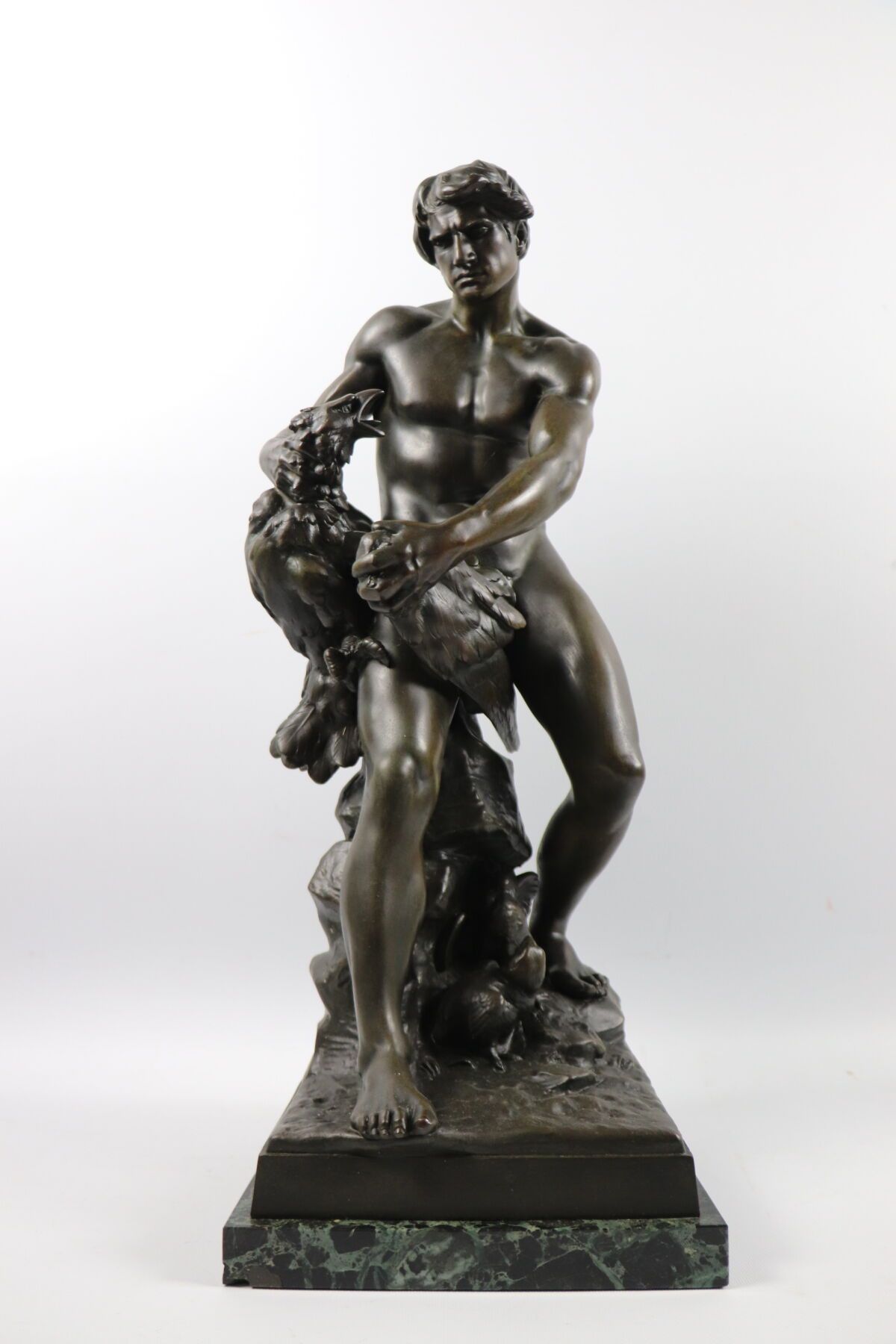 Null 阿纳托尔-J-吉约 (1865 - 1911)
男子击落老鹰。 
雷古拉雕塑，有棕色铜锈。 
底座上有签名。
它放置在一个绿色角砾岩大理石平台上。
高&hellip;