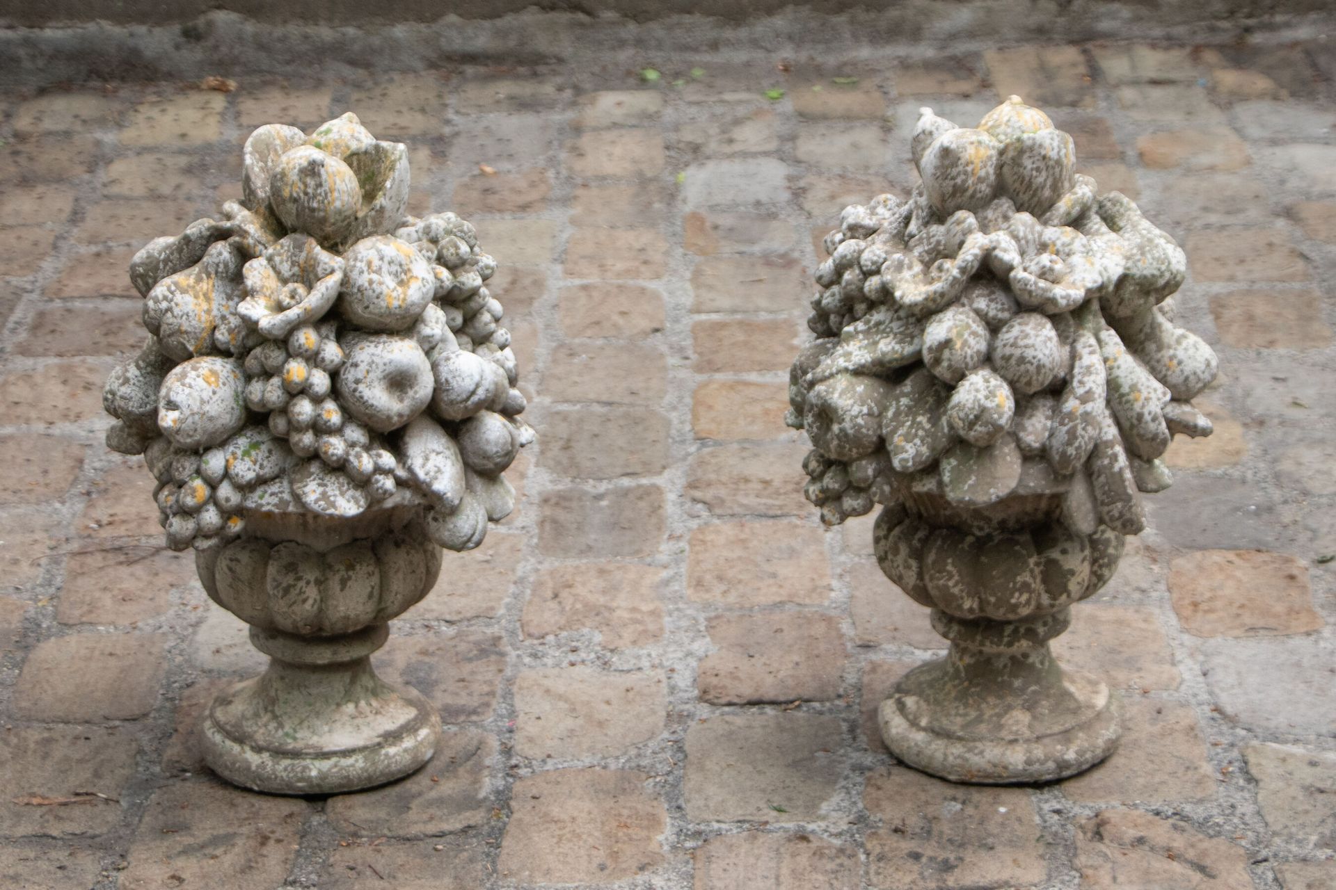 Null Ein Paar dekorative Elemente aus rekonstituiertem Stein, die Obstkörbe dars&hellip;