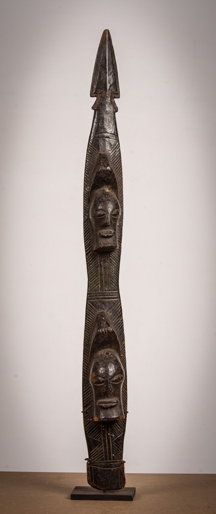 Null 松耶（刚果民主共和国）。 
木雕雕塑，为殖民时代的副本。
高_69厘米，宽_9厘米，长_7厘米