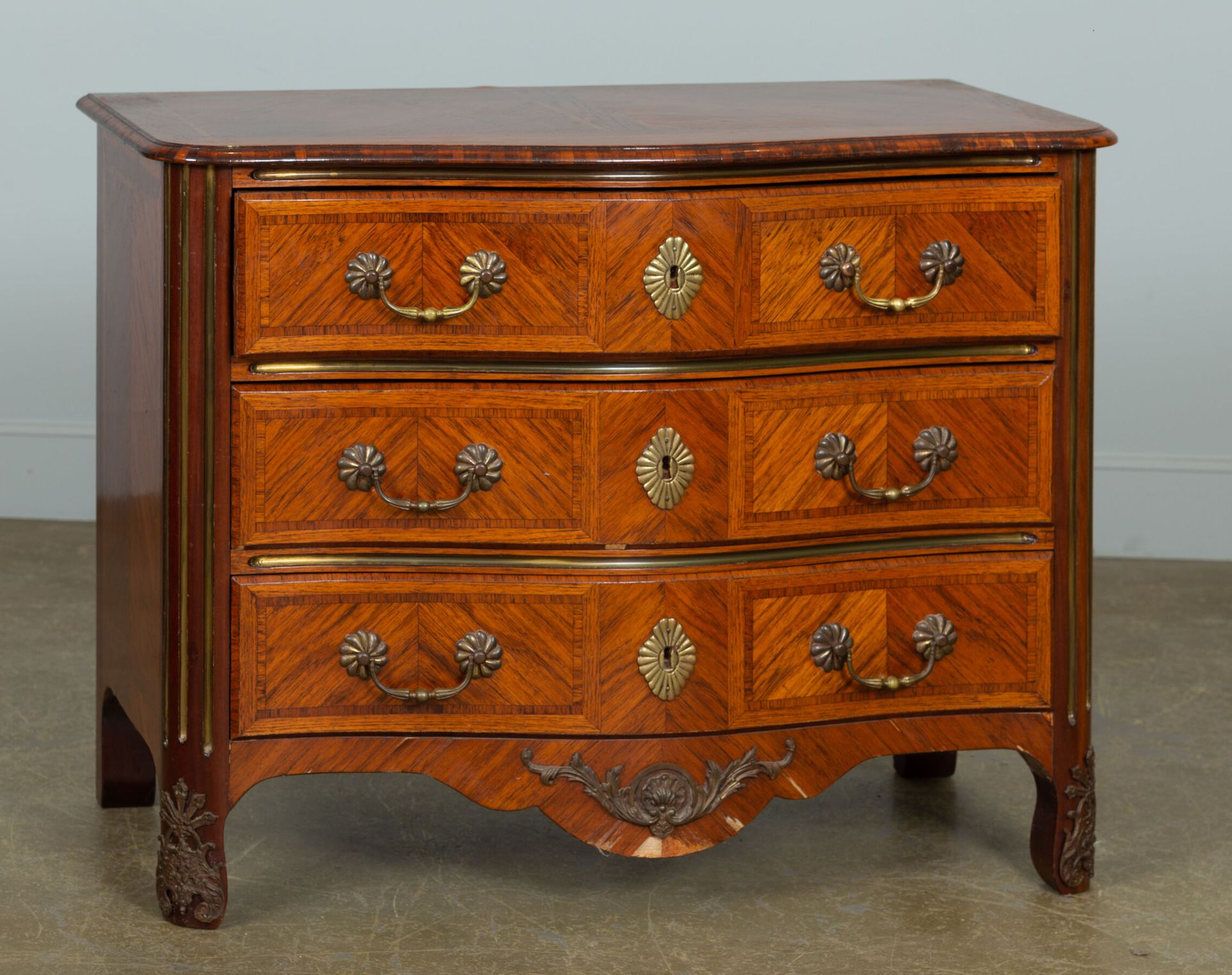 Null Rosewood and mahogany veneered chest of drawers opening with three drawers &hellip;
