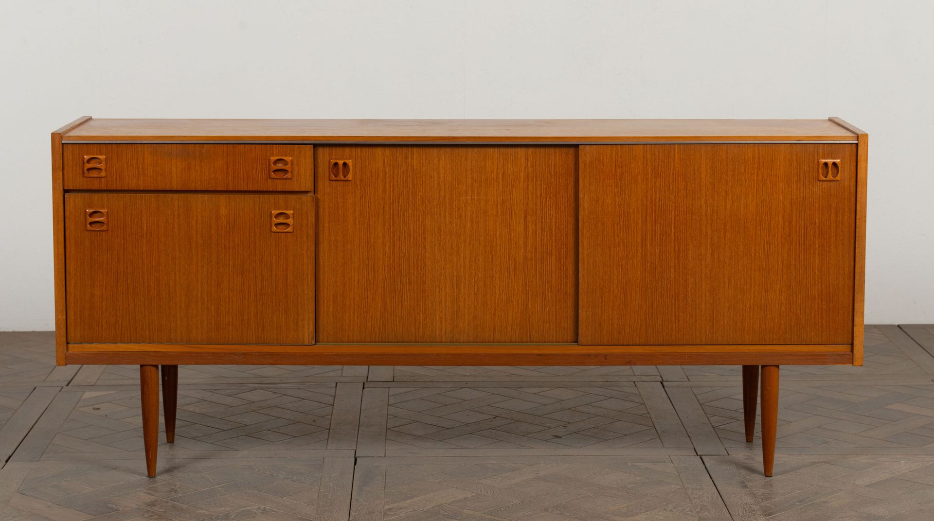 Null 1960年代的斯堪的纳维亚作品。
柚木和柚木单板边柜，打开后有一个抽屉，一个挡板形成一个酒吧和两个滑动板。
高_87,5厘米，宽_201厘米，深_45&hellip;