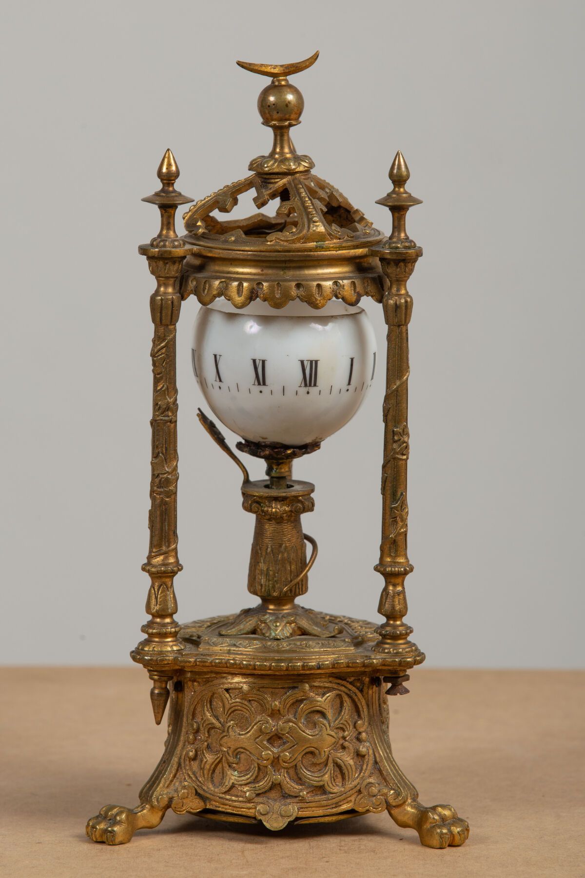 Null JEUNET发明家。
鎏金铜质旋转表盘时钟，乳白色表盘和罗马数字。
拿破仑三世时期。
高_25厘米，宽_13厘米，长_11厘米