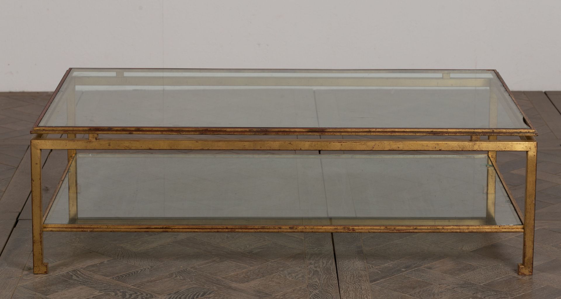 Null MAISON RAMSAY，归功于。
金属材质的长方形咖啡桌，带有镀金的光泽，"étrier "模型。
玻璃桌面（有小缺口）。
20世纪。
高_37,&hellip;