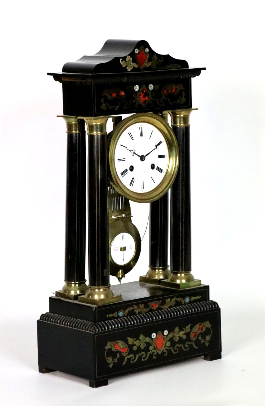 Null Reloj de pórtico en madera ennegrecida y marquetería de latón y carey. 
Esf&hellip;
