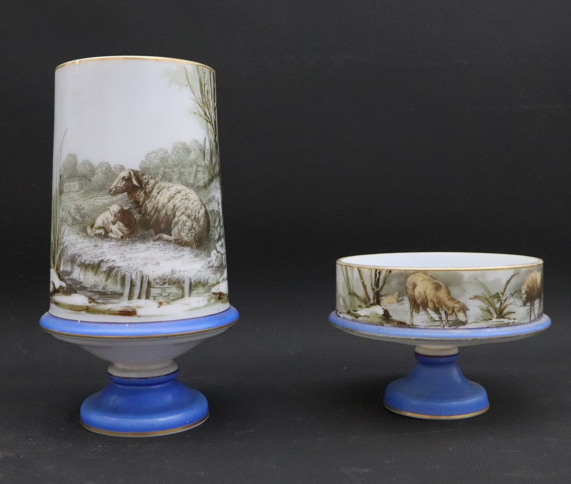 Null 乳白玻璃碗和花瓶，底座上有彩绘装饰，描绘了冬季风景中的羊群。
拿破仑三世时期。
高_25,2厘米（花瓶）高_11,1厘米（碗）。