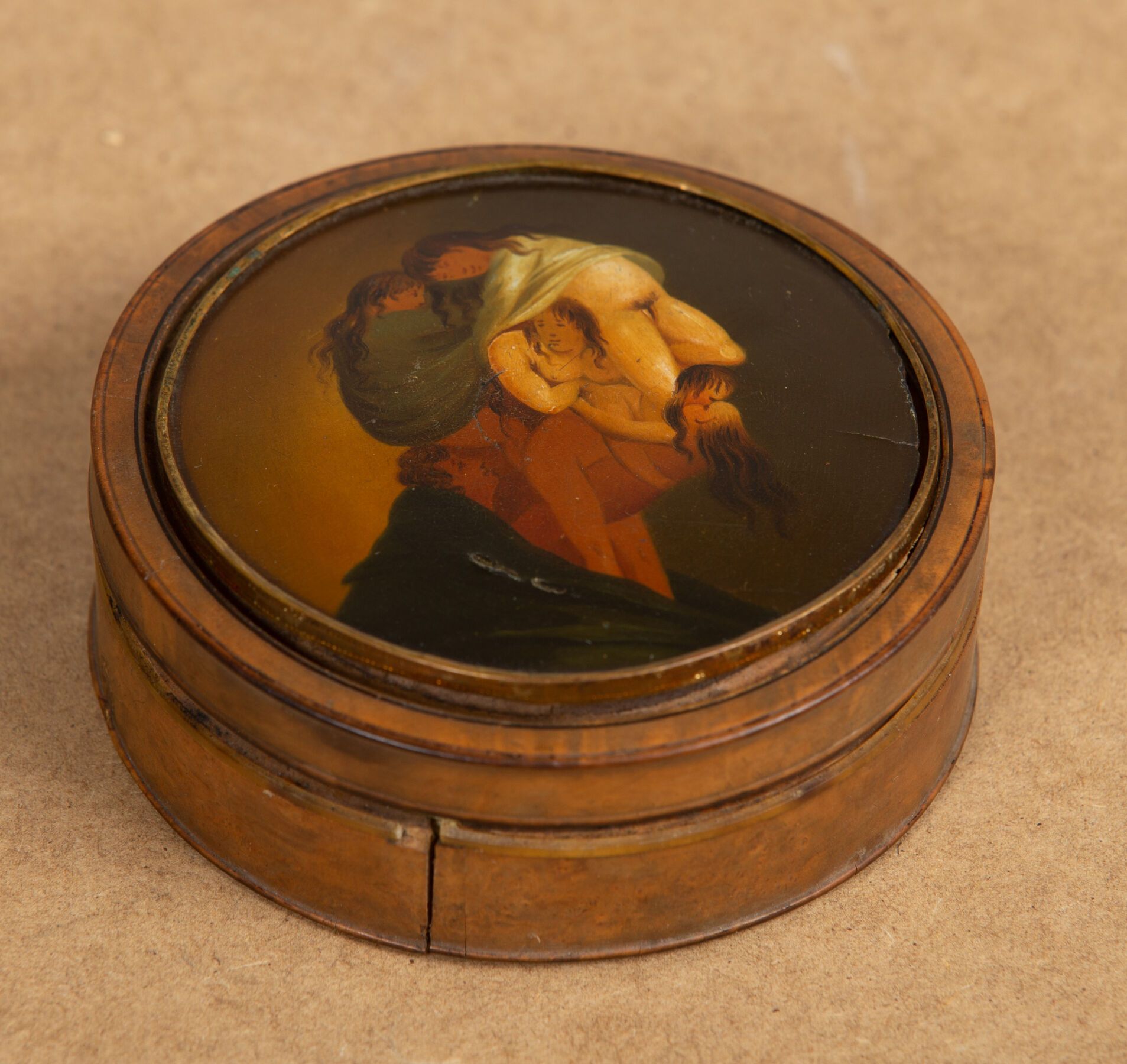 Null 一个带有发黑的木片的毛皮盒子，装饰着一个以ARCIMBOLDO方式创作的胡须男人的纸板油画肖像，由色情人物组成。
19世纪晚期。
长_9.5厘米，高_&hellip;