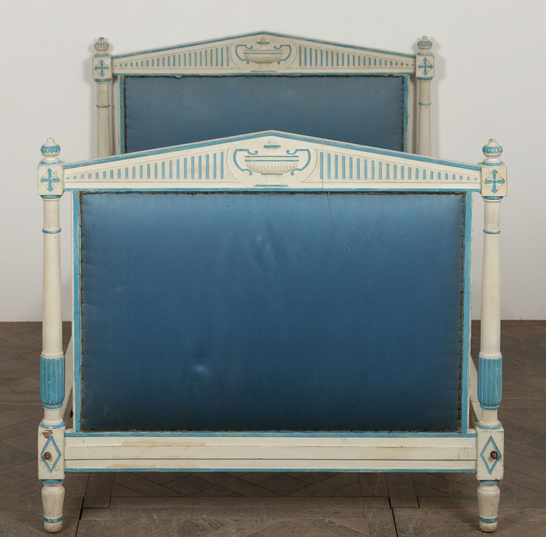 Null 模制和雕刻的木床涂有白色和蓝色的漆，立柱上有独立的柱子，顶部有一个三角形的踏板，上面装饰着一个火盆，上面有蓝色的丝绸挂毯。
Directoire时期。&hellip;