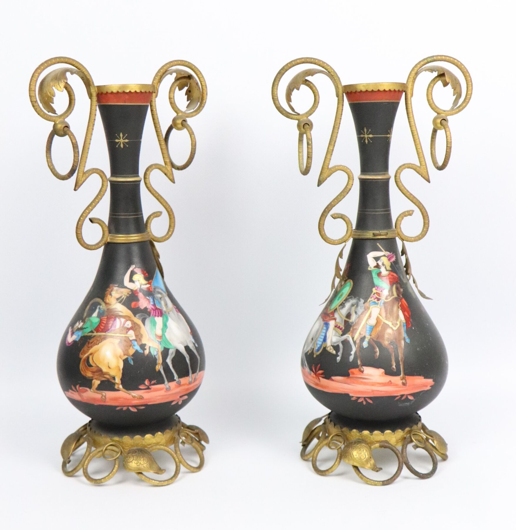 Null 巴黎.
一对黑底栏杆形瓷瓶，上面有罗马战士的多色装饰。 
鎏金的黄铜支架上装饰着叶子和卷轴。
拿破仑三世时期。
高_32厘米，瓷器缺失，其中一个花瓶的&hellip;