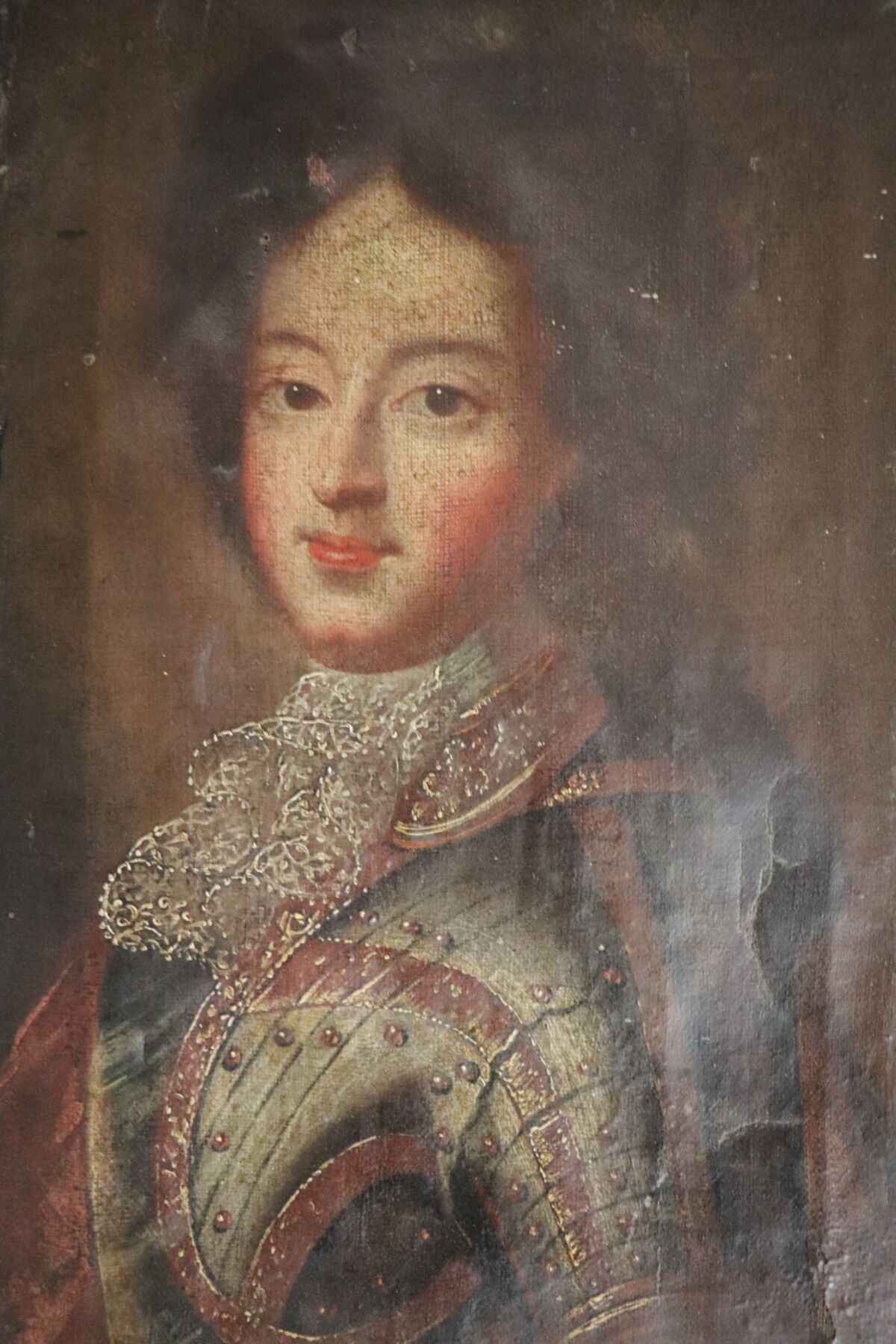 Null 十八世纪初的法国画派。 
路易十五的肖像。
布面油画。
高_39,1厘米L_24,8厘米，上部有小块缺损。