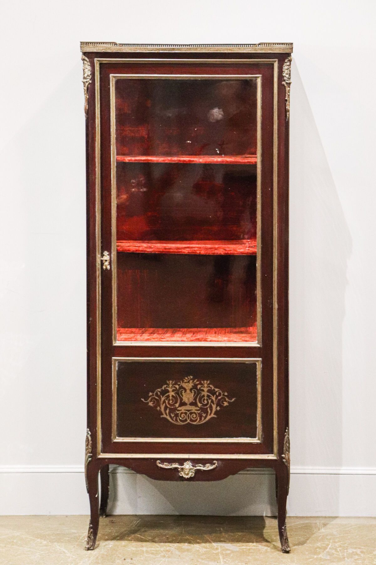 Null Mahogany and mahogany veneer display case, opening to a door decorated with&hellip;