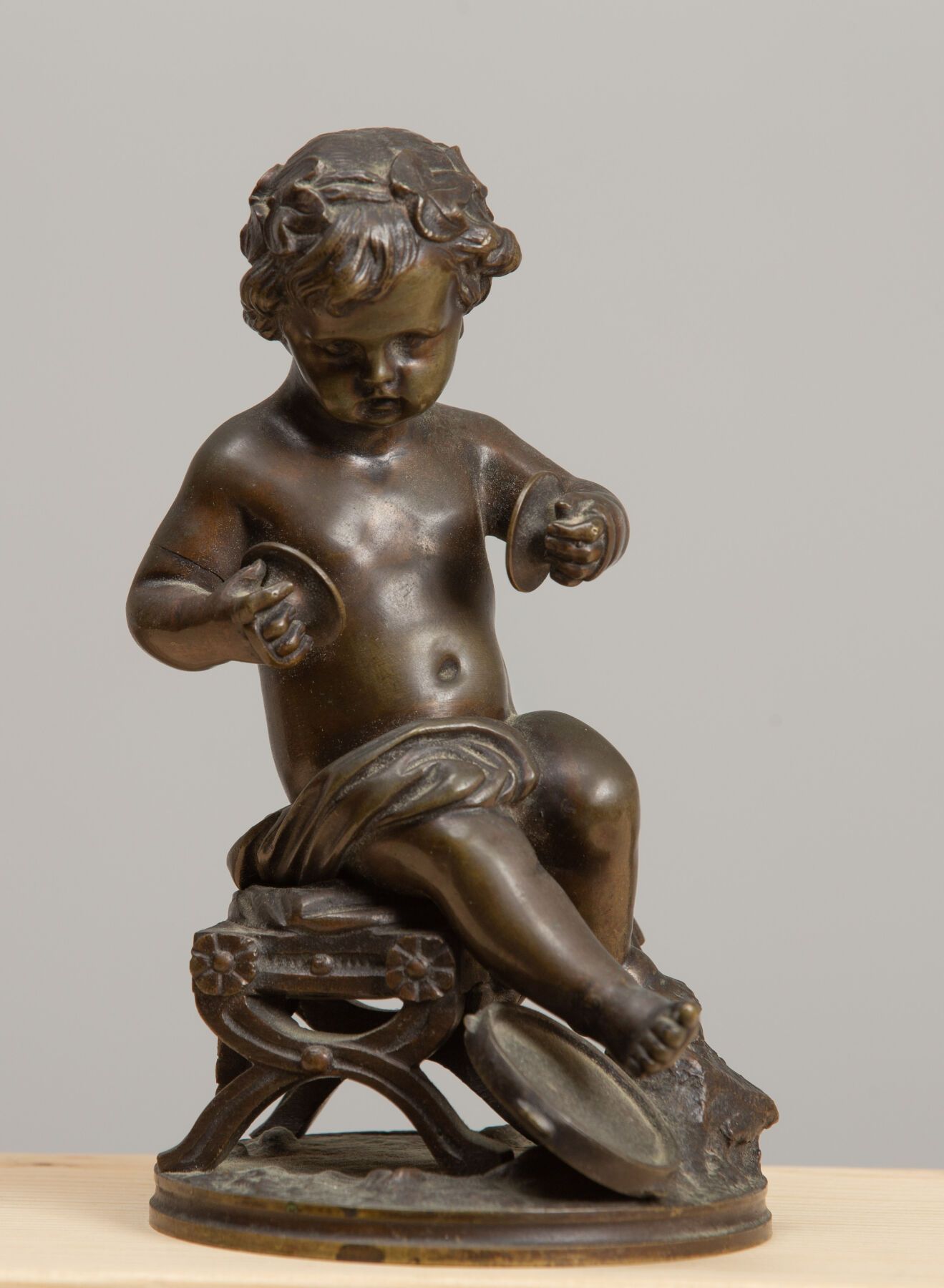 Null 十九世纪的法国学校。 
带铙钹的普托。 
青铜雕塑，有褐色的铜锈。 
高_16,5厘米